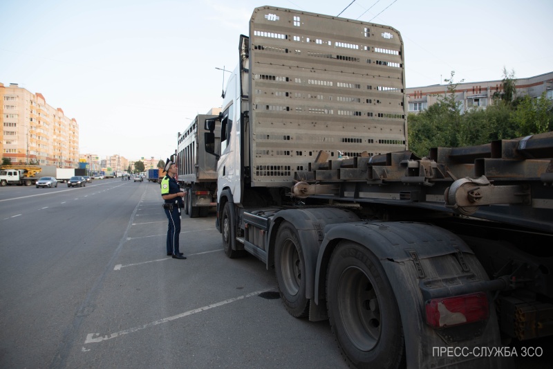 В Заречной части Вологды прошел рейд по нарушениям правил парковки грузовиков