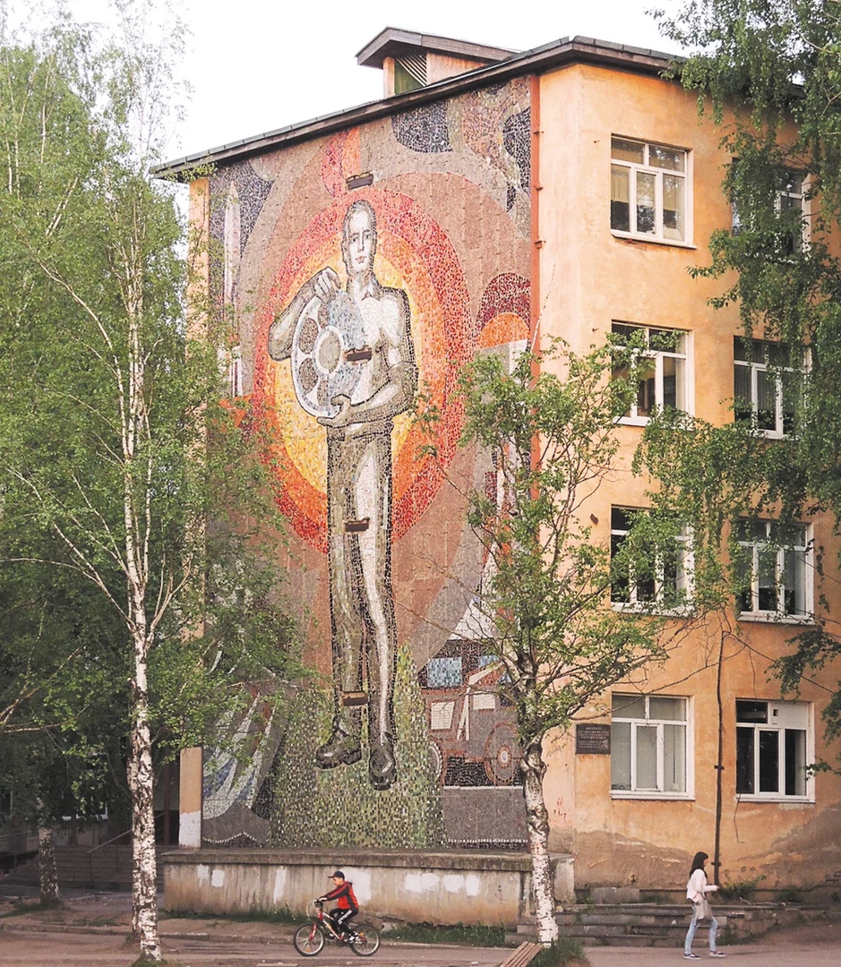 Стена с мозаикой в панельном доме