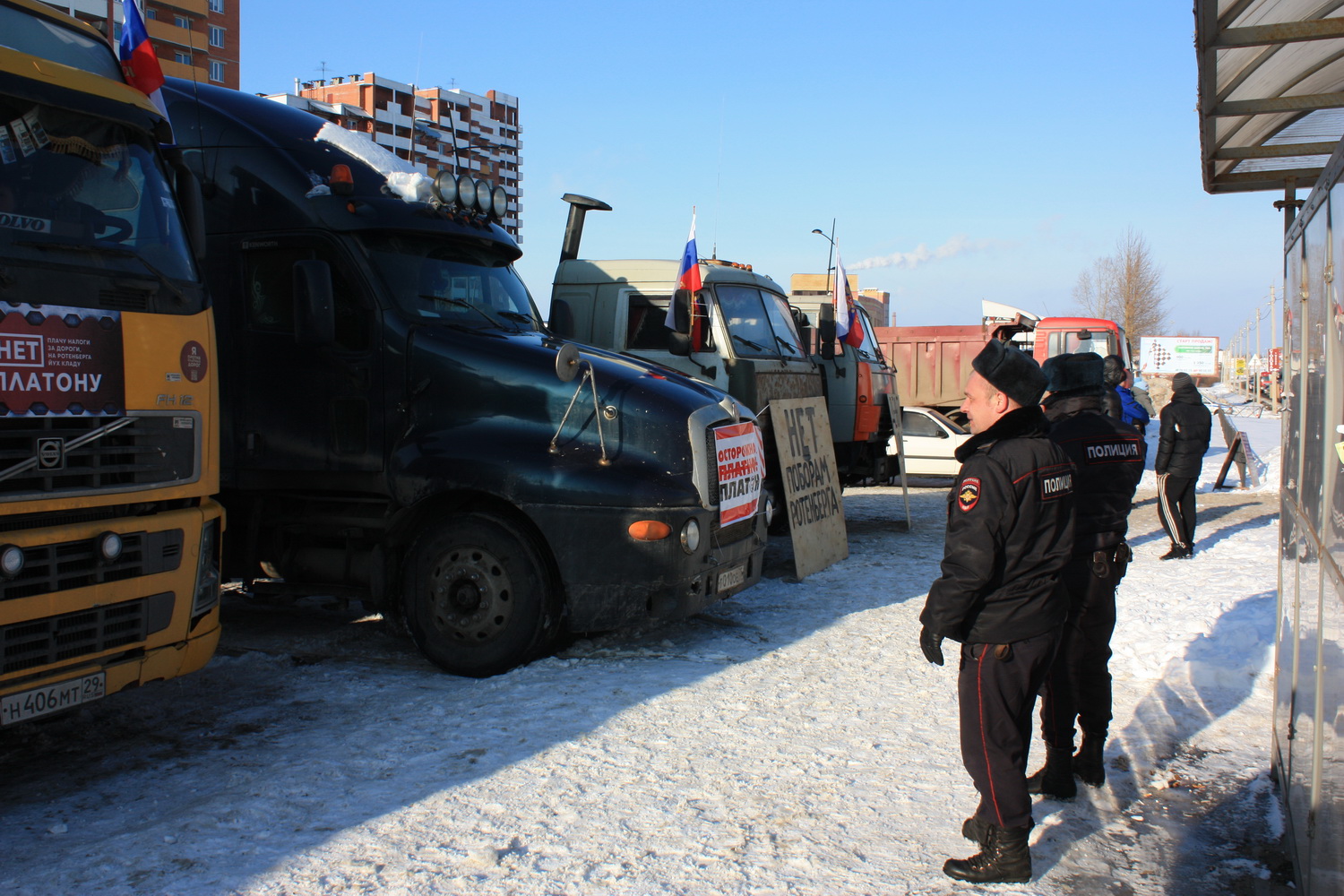 Полицейские изъяли антиплатоновские плакаты у дальнобойщиков в Вологде
