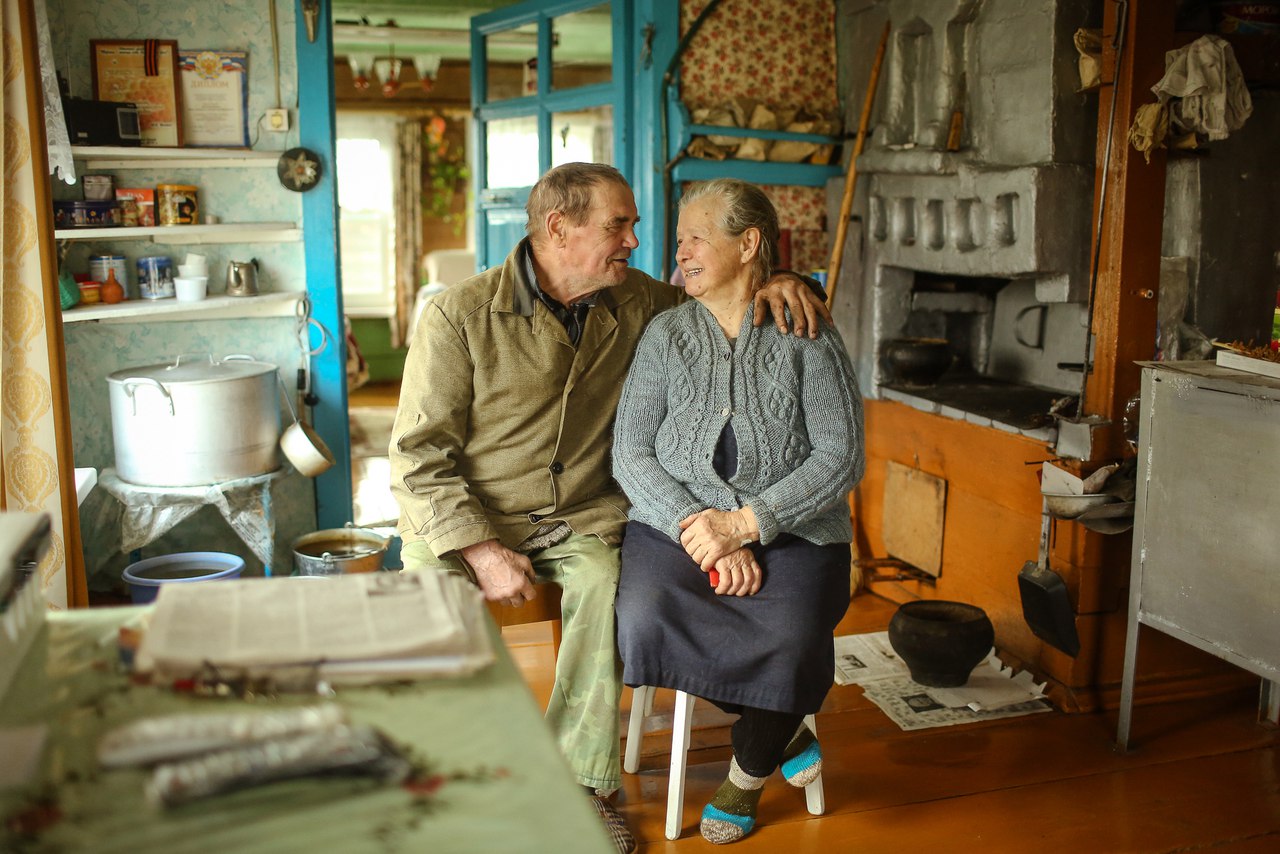 Сельские пенсионеры. Пенсионеры в деревне. Пенсионерка в деревне. Пенсионеры на селе. Городской пенсионер в деревне.