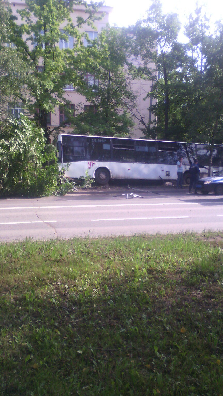 Автобус выехал на тротуар. Автобус Вологда. Автобус Вологда фото. Автобус 2 выехал в Вологде. Вологда автовокзал фото.