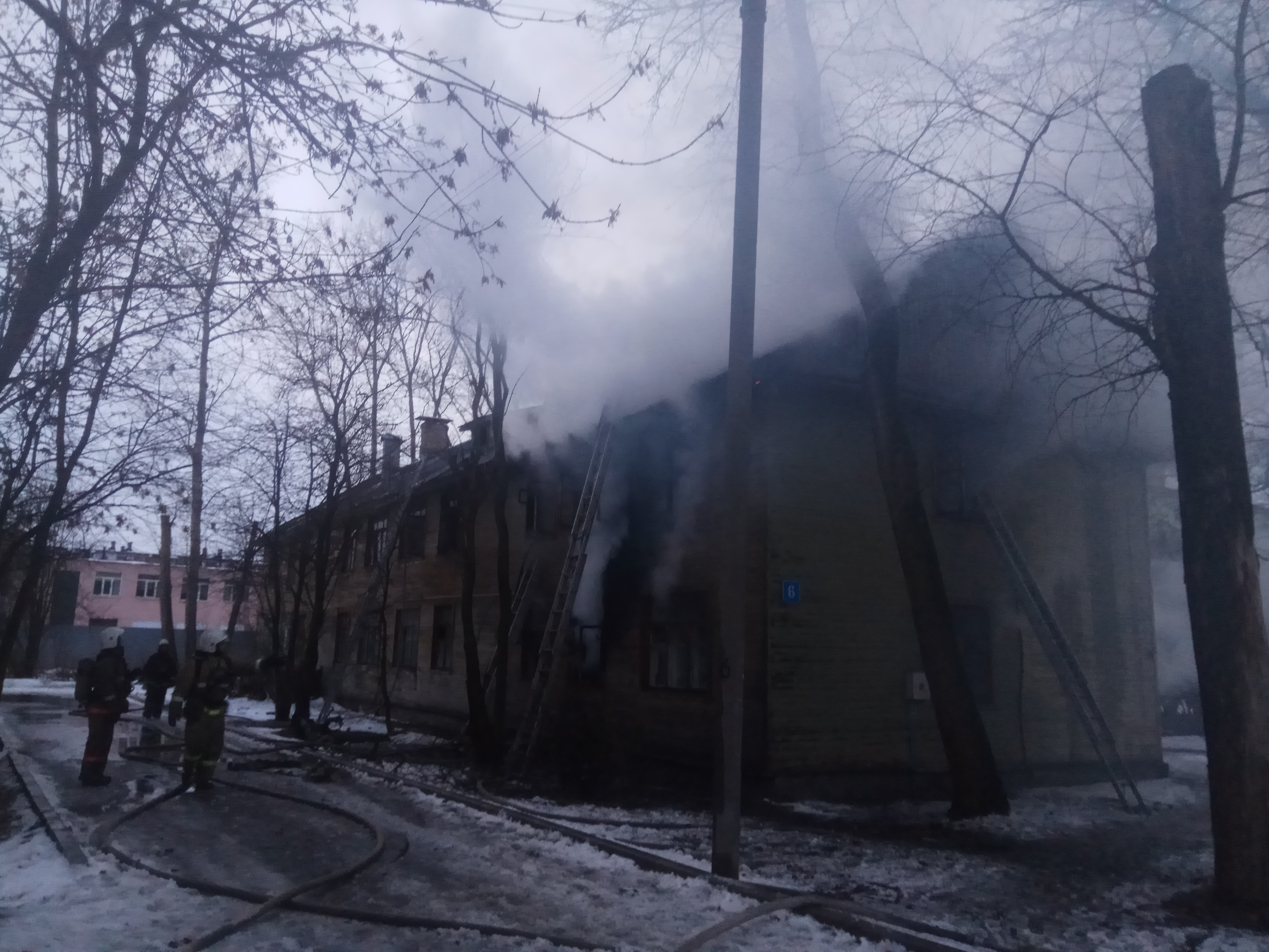 В Вологде загорелся многоквартирный деревянный дом на улице Красноармейской  | 04.01.2020 | Вологда - БезФормата