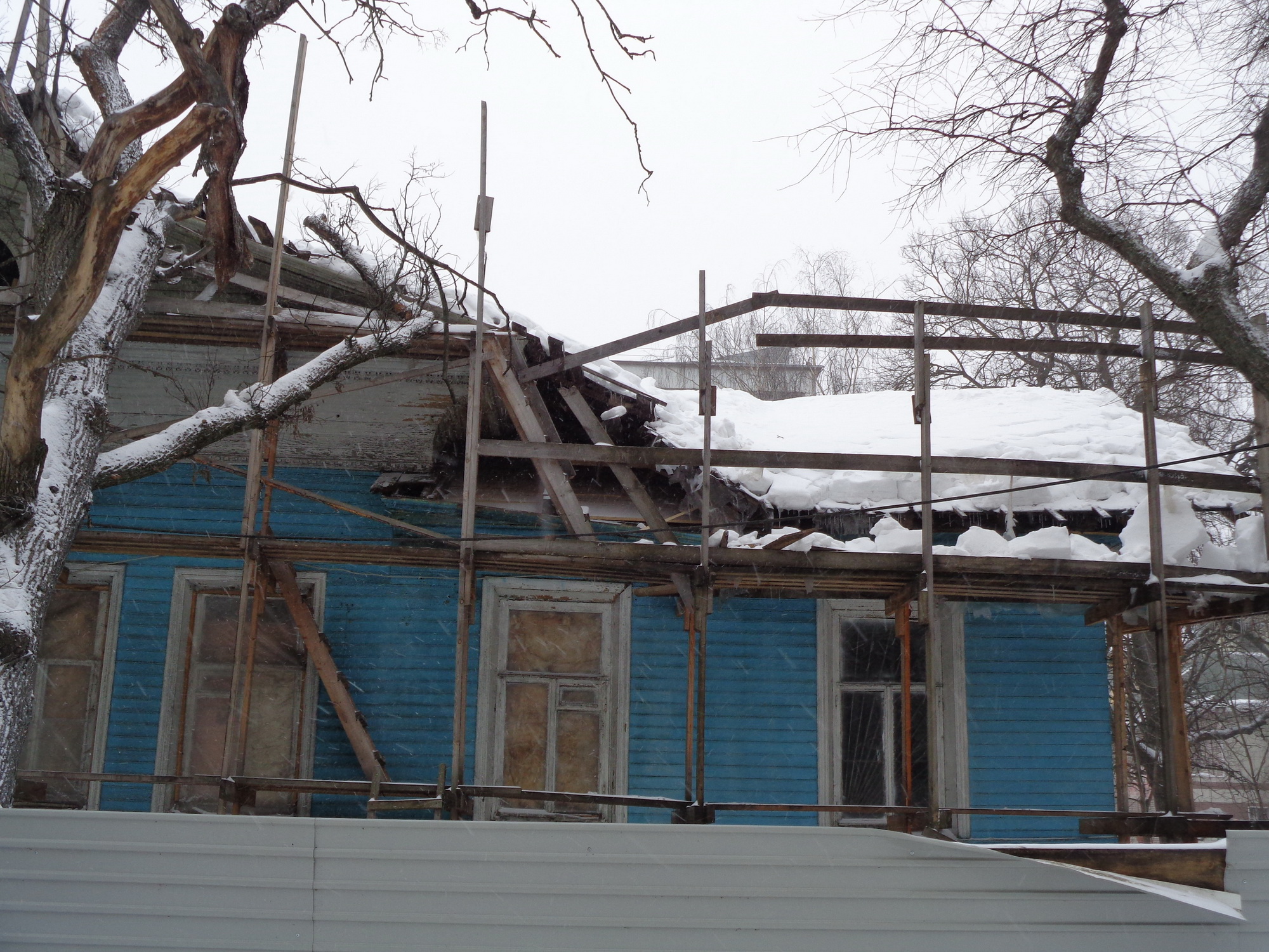 Временная крыша над памятником архитектуры на улице Октябрьской, 11 в  Вологде рухнула под тяжестью снега | 06.03.2019 | Вологда - БезФормата