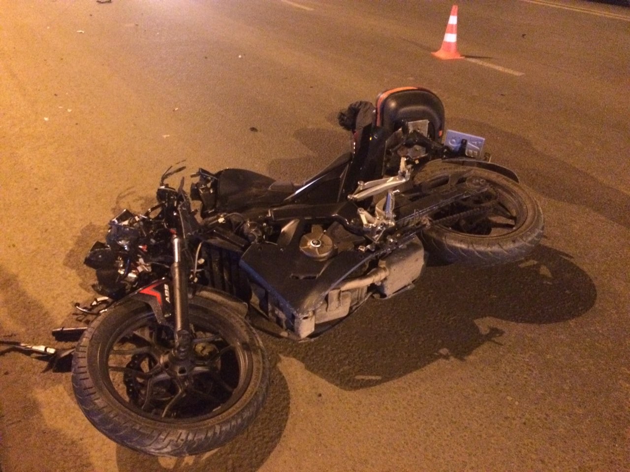 Разбитый мотоцикл на дороге