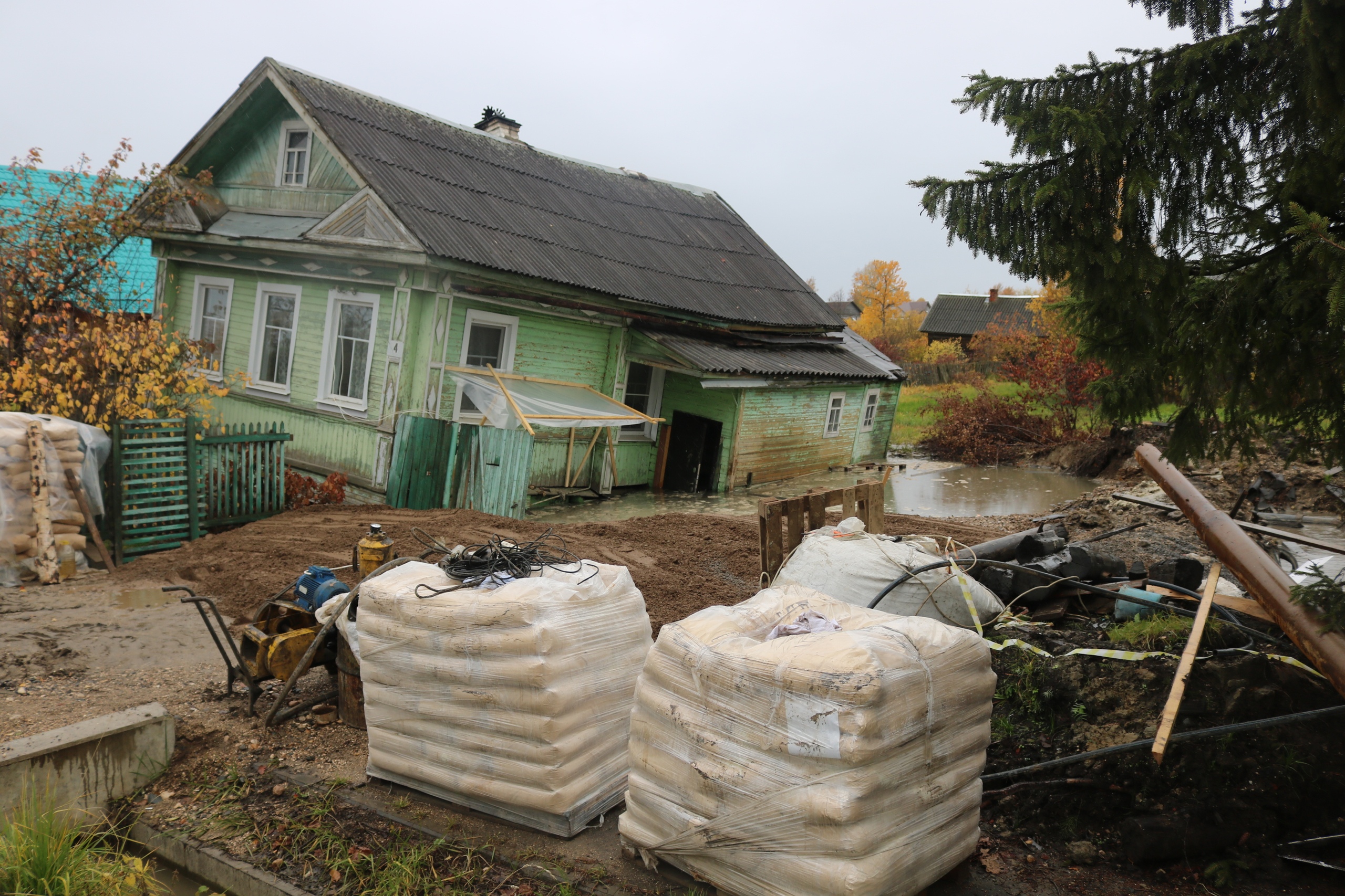 В Белозерске из-за неправильно пробуренной скважины начал уходить под воду  дом | 02.10.2019 | Вологда - БезФормата