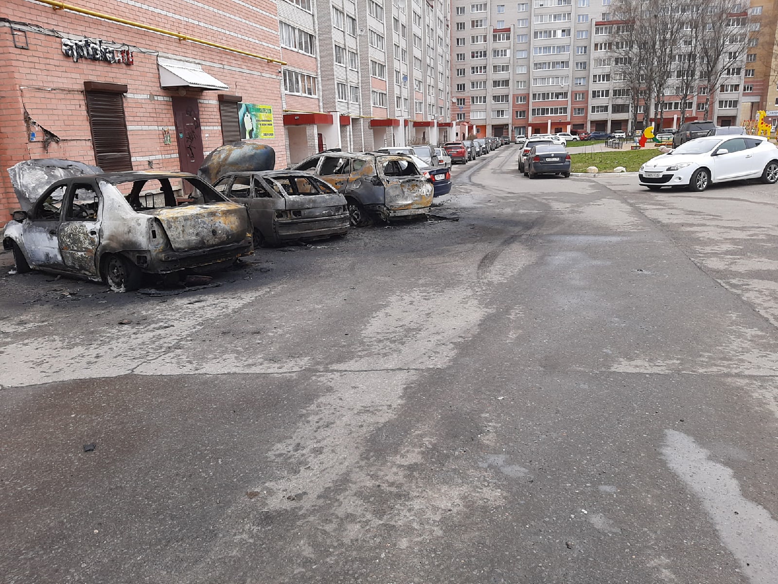 В Череповце ночью сгорели три машины | 03.05.2021 | Вологда - БезФормата