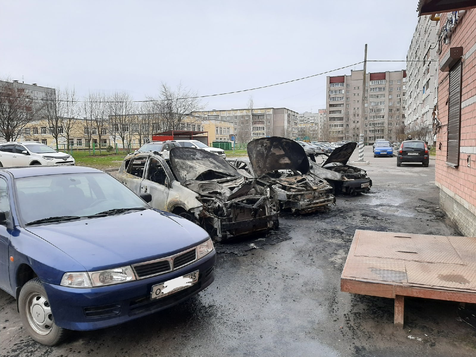 В Череповце ночью сгорели три машины | 03.05.2021 | Вологда - БезФормата