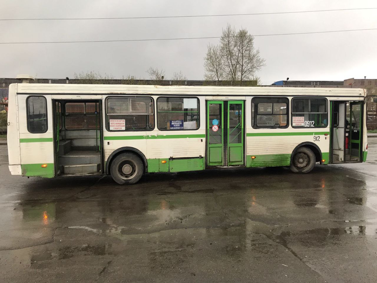 Водитель автобуса совершил ДТП и скрылся с места происшествия | 01.05.2023  | Вологда - БезФормата