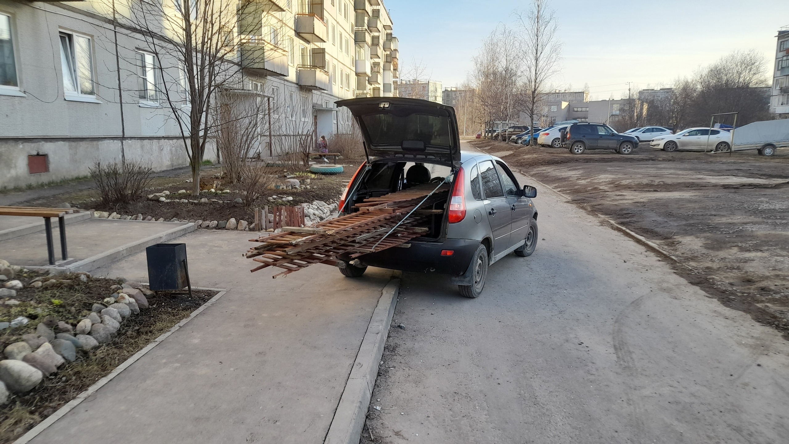 Житель Сокола помог горожанке восстановить забор у дома, который поломали  работники при ремонте двора | 20.04.2023 | Вологда - БезФормата