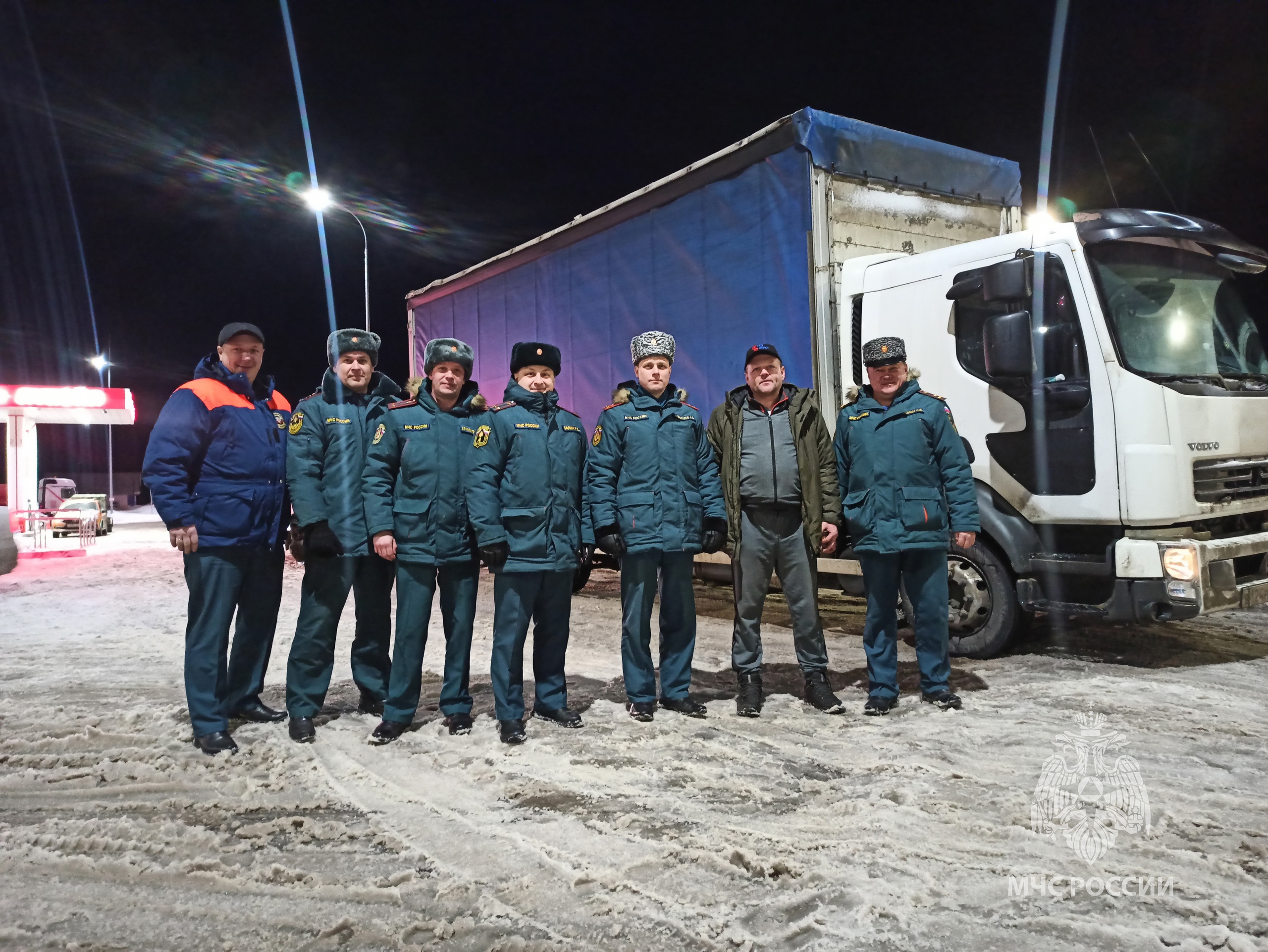 Сотрудники вологодского МЧС поблагодарили дальнобойщика, спасшего их от  мороза на дороге | 06.02.2023 | Вологда - БезФормата