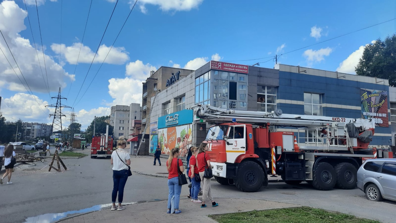 В Вологде из-за короткого замыкания в электрощитке эвакуировали ТЦ «Агат»  на улице Северной | 01.08.2022 | Вологда - БезФормата