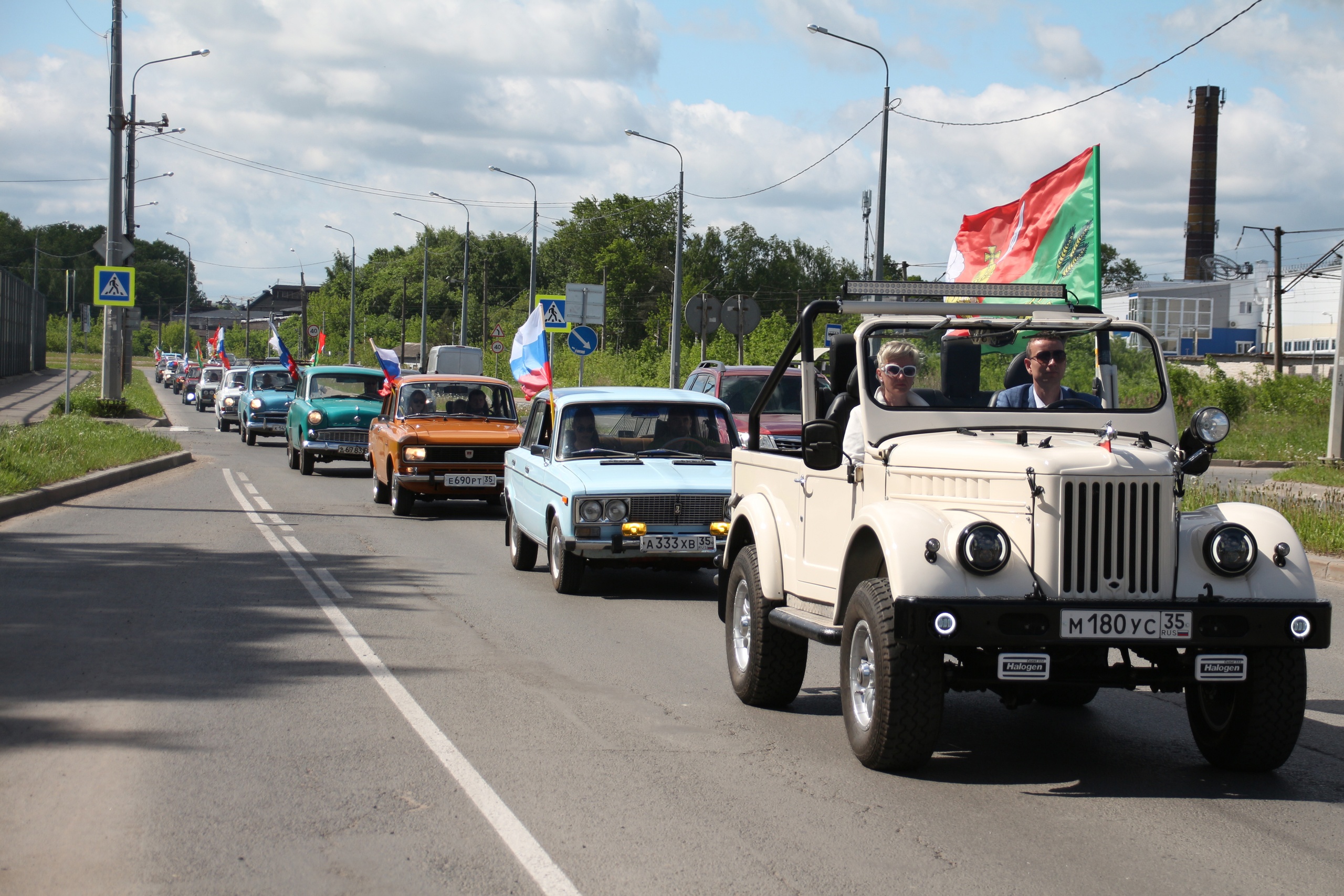 Автопробег советских автомобилей замедлил поток автомобилей дачников  субботним утром под Вологдой | 11.06.2022 | Вологда - БезФормата