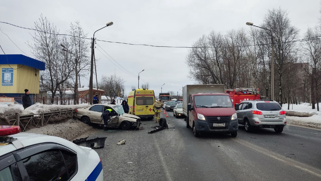 В Череповце на Северном шоссе столкнулись три автомобиля | 24.02.2022 |  Вологда - БезФормата