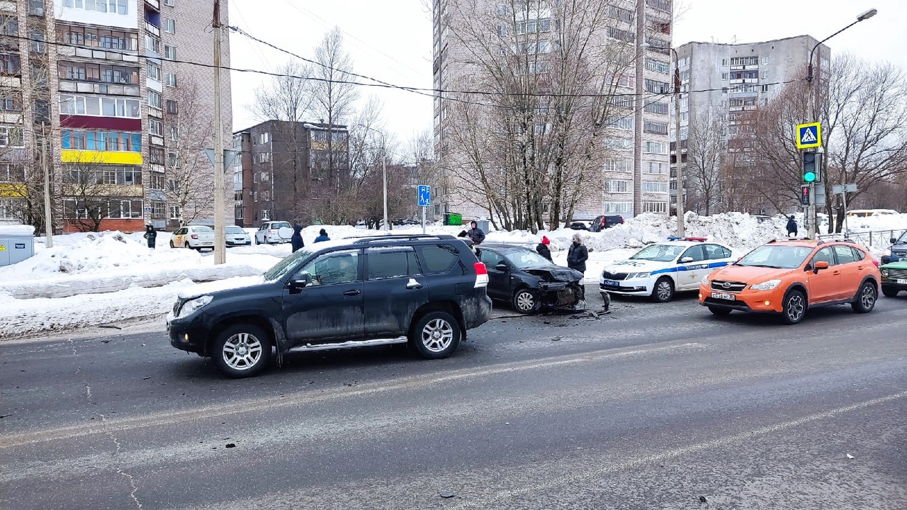 В Череповце на Северном шоссе столкнулись три автомобиля | 24.02.2022 |  Вологда - БезФормата