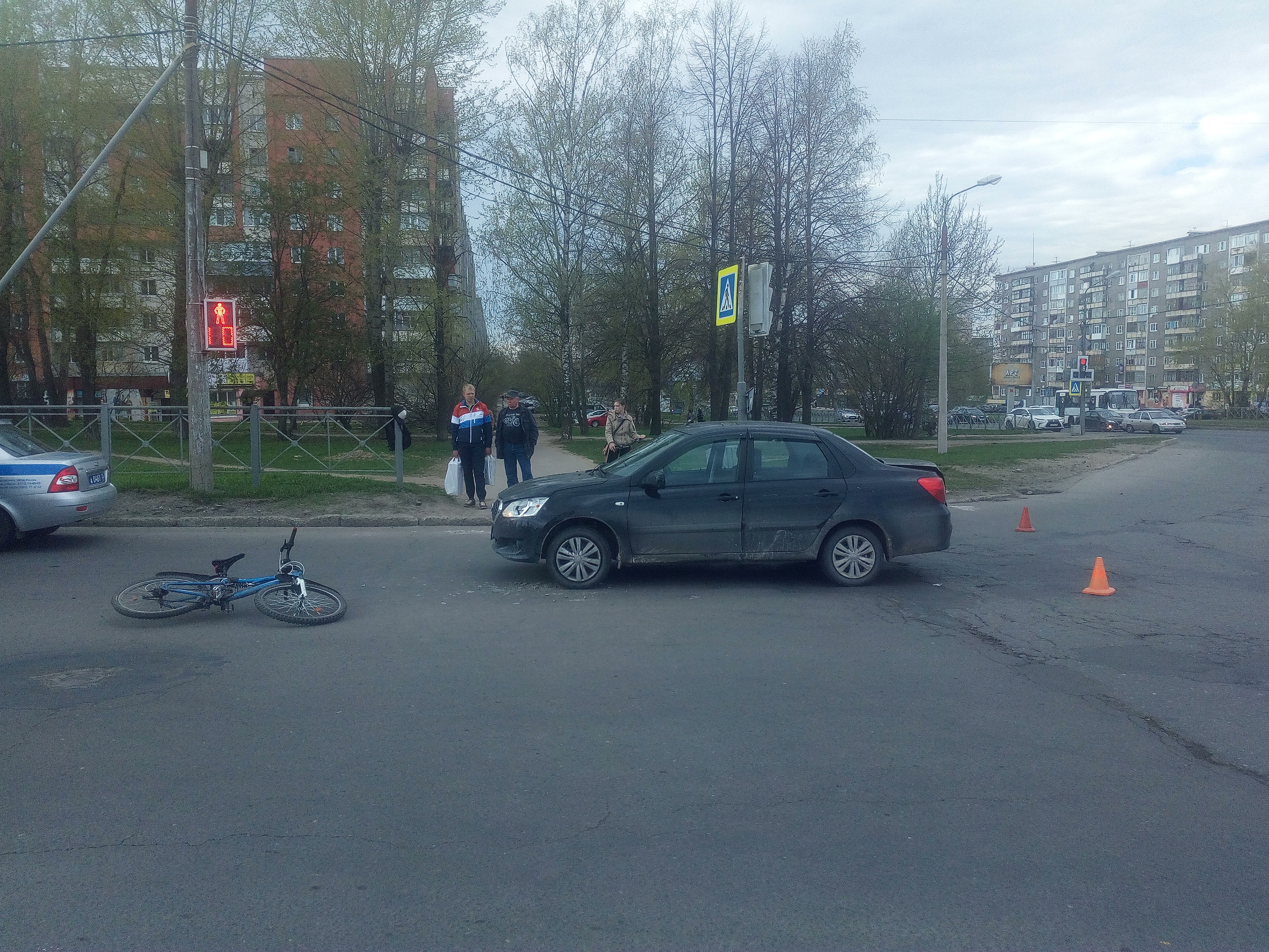 Сбил велосипедиста на пешеходном переходе. В Череповце автомобиль сбил велосипедиста. Палатки у ГИБДД Череповец. Фото велосипедист на пешеходном переходе.