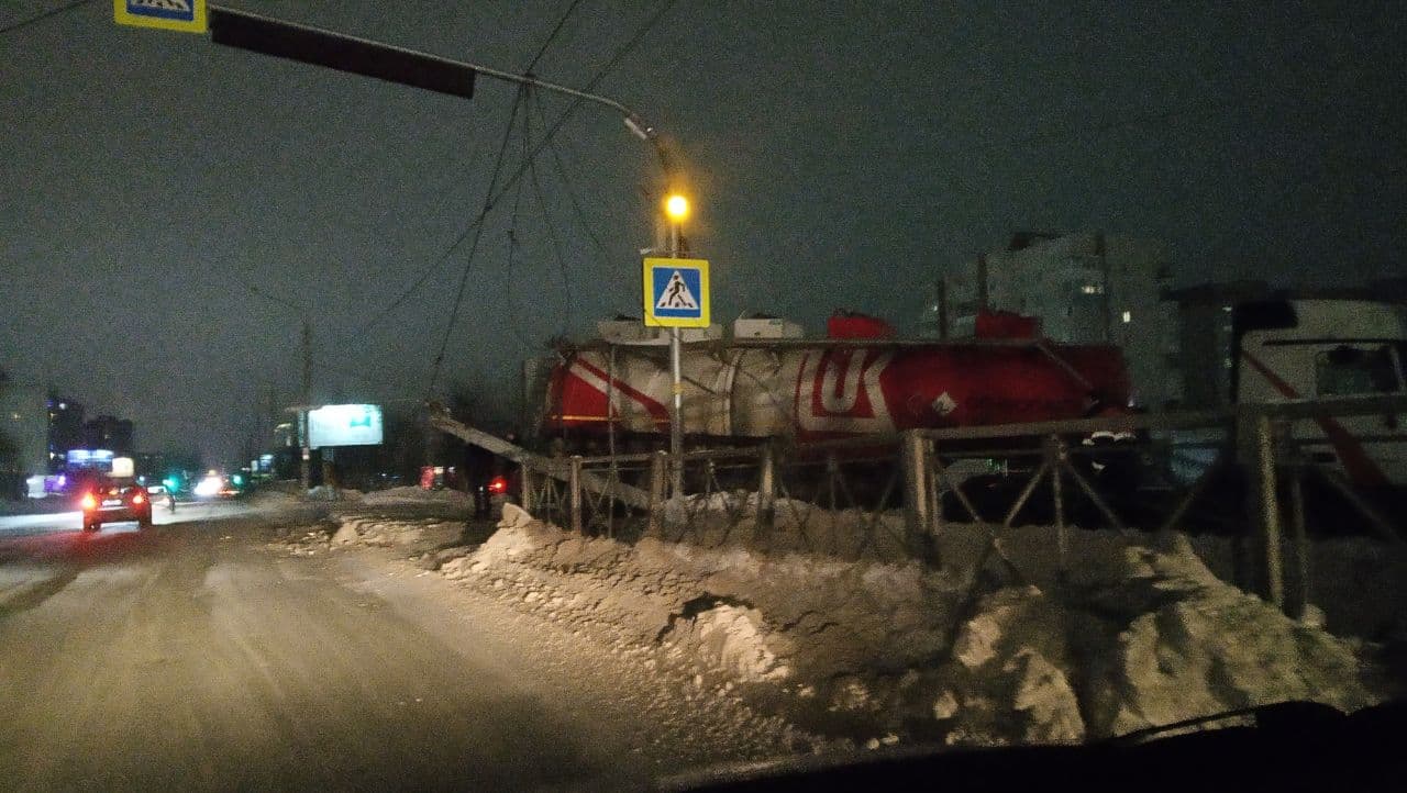 Бензовоз врезался в столб и обесточил улицу Конева в Вологде | 31.12.2021 |  Вологда - БезФормата