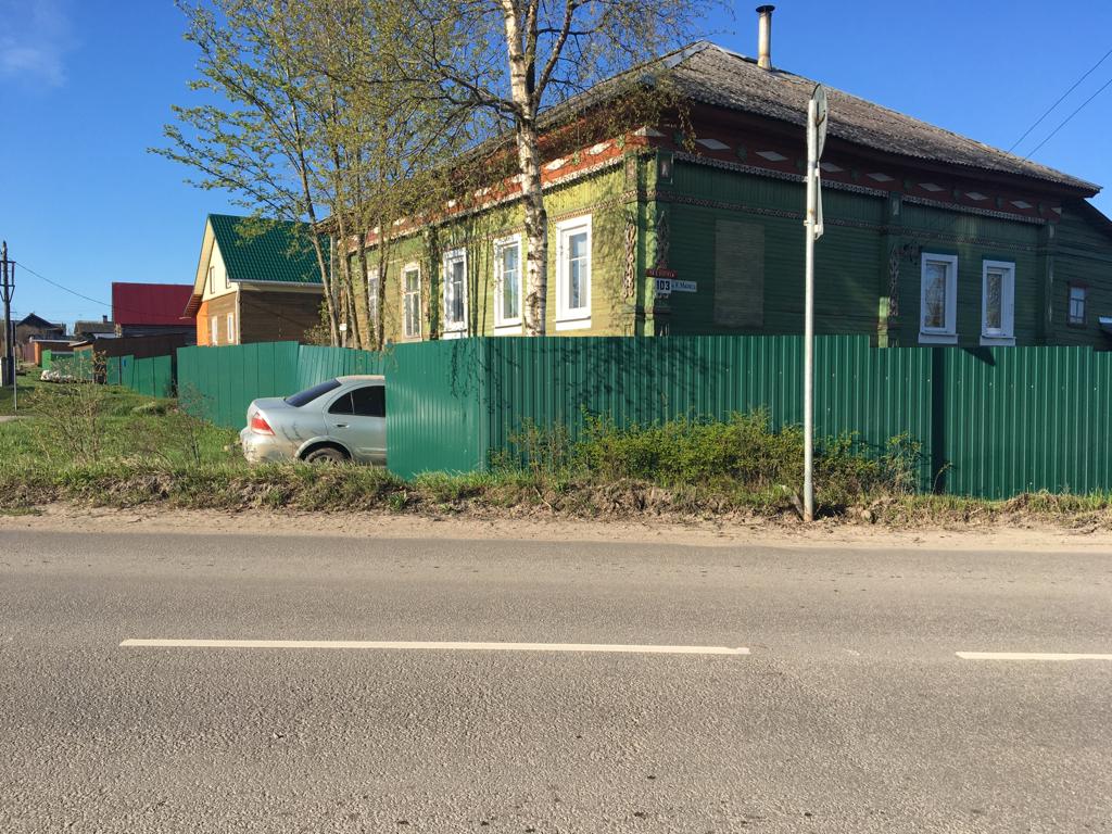 В Белозерске пьяный водитель въехал в забор жилого дома | 20.05.2022 |  Вологда - БезФормата