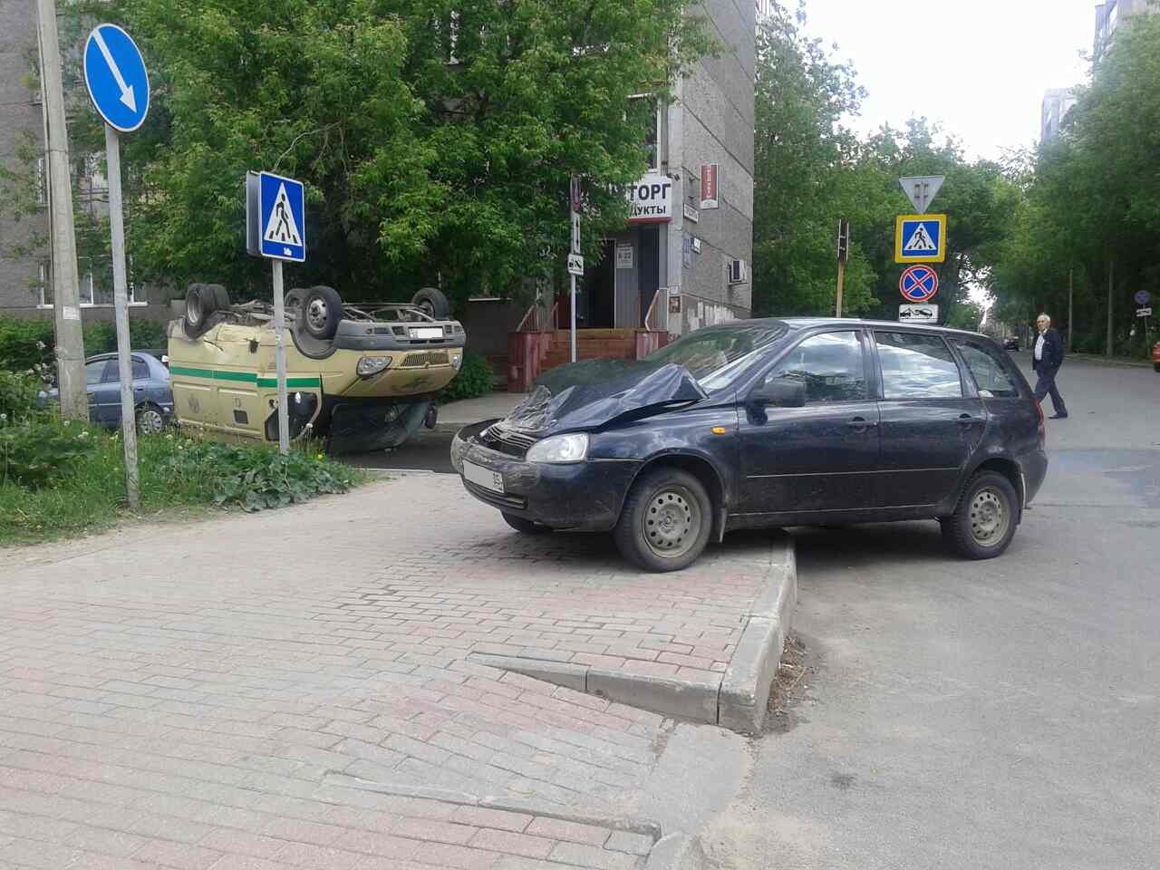 Авария в Череповце сейчас на перекрёстке Луначарского. ДТП Череповца в контакте. ДТП Череповца в контакте открытая группа. ДТП Череповца 4 июня фото.