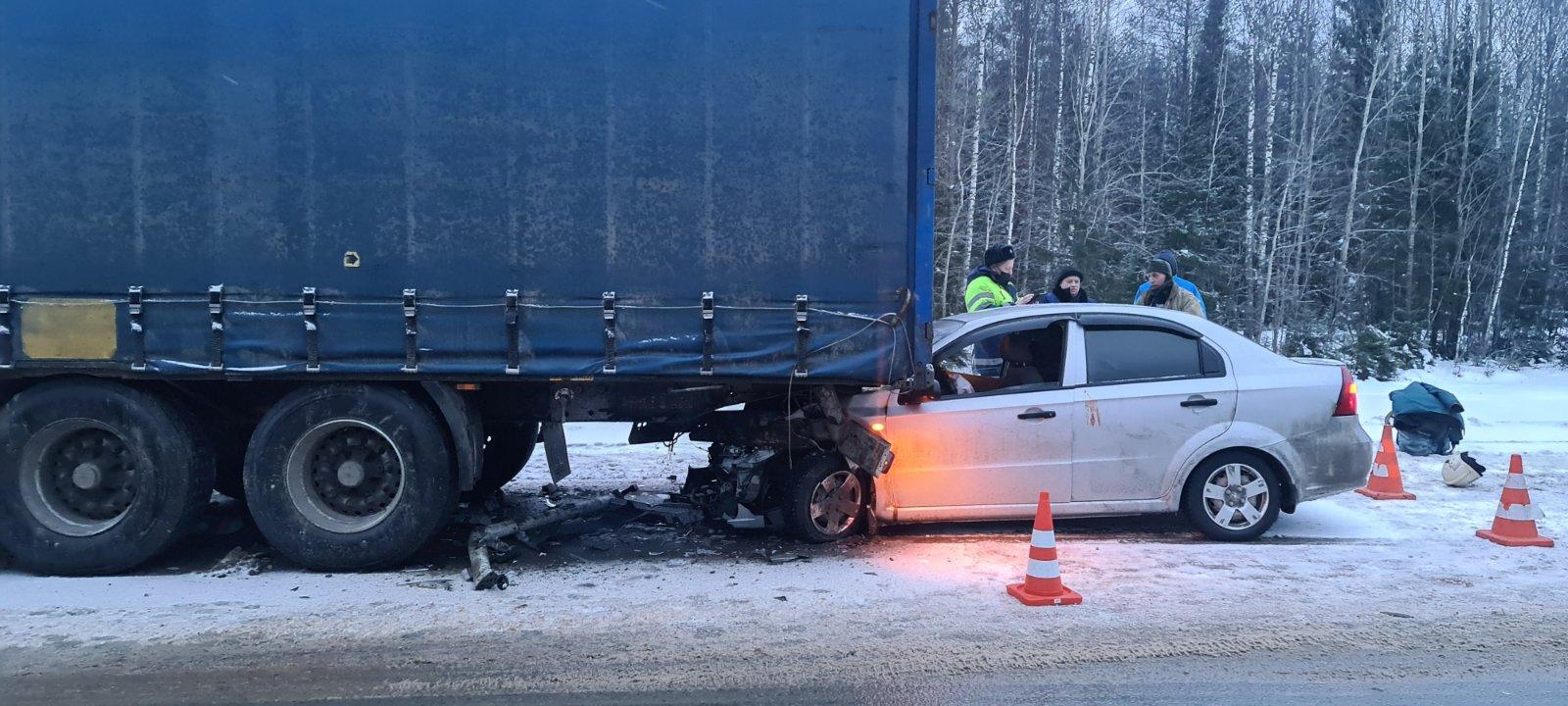 На трассе в Сокольском районе автомобиль «Шевроле Авео» въехал в стоящий  грузовик | 02.12.2021 | Вологда - БезФормата