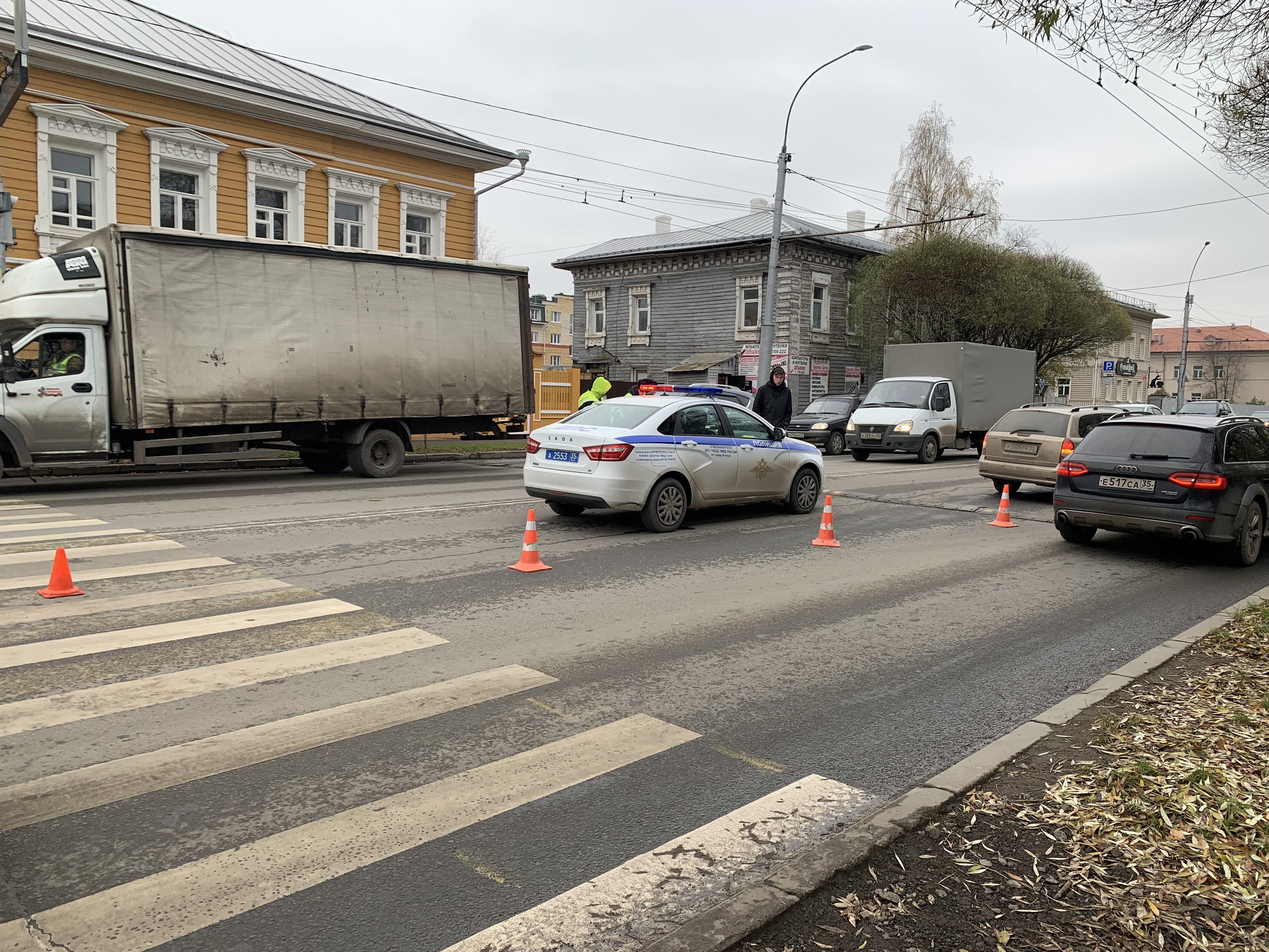 27 октября новости. Авария на Чернышевского Вологда. Фотосессия на пешеходном переходе. Сбила машина на пешеходном переходе.