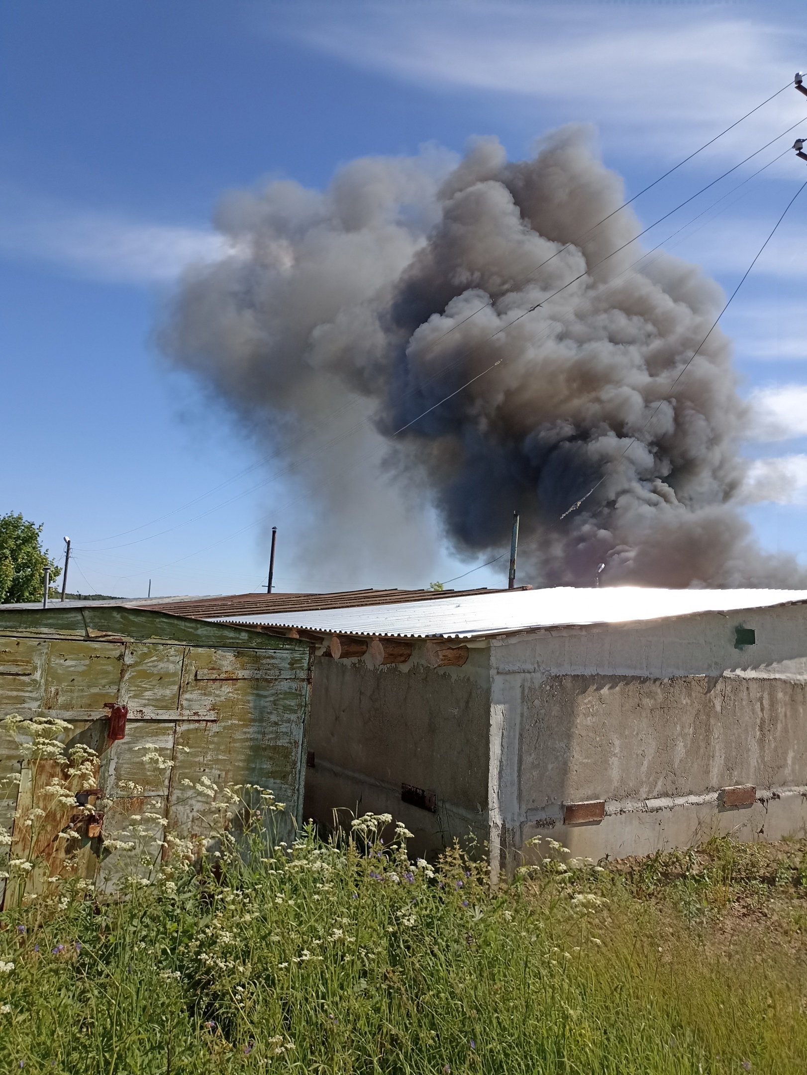 В поселке Грибково Вологодского района горело сразу восемь хозпостроек |  01.07.2022 | Вологда - БезФормата