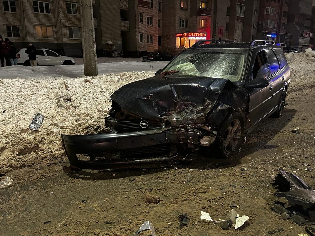 37-летний водитель ВАЗа пострадал в ДТП в новогоднюю ночь в Вологде |  01.01.2023 | Вологда - БезФормата