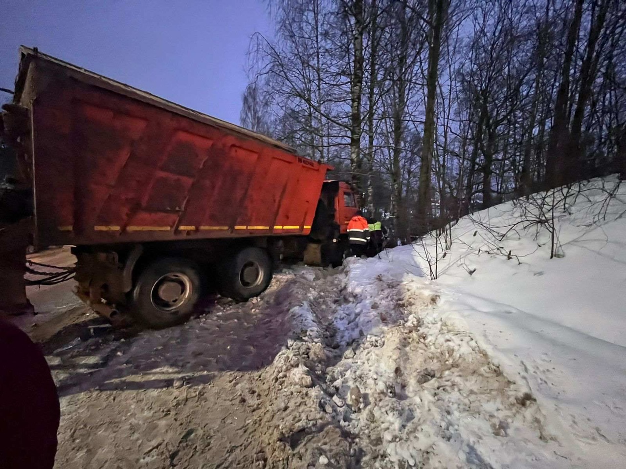 В Вытегре грузовик выехал на тротуар и сбил двух женщин | 09.02.2023 |  Вологда - БезФормата