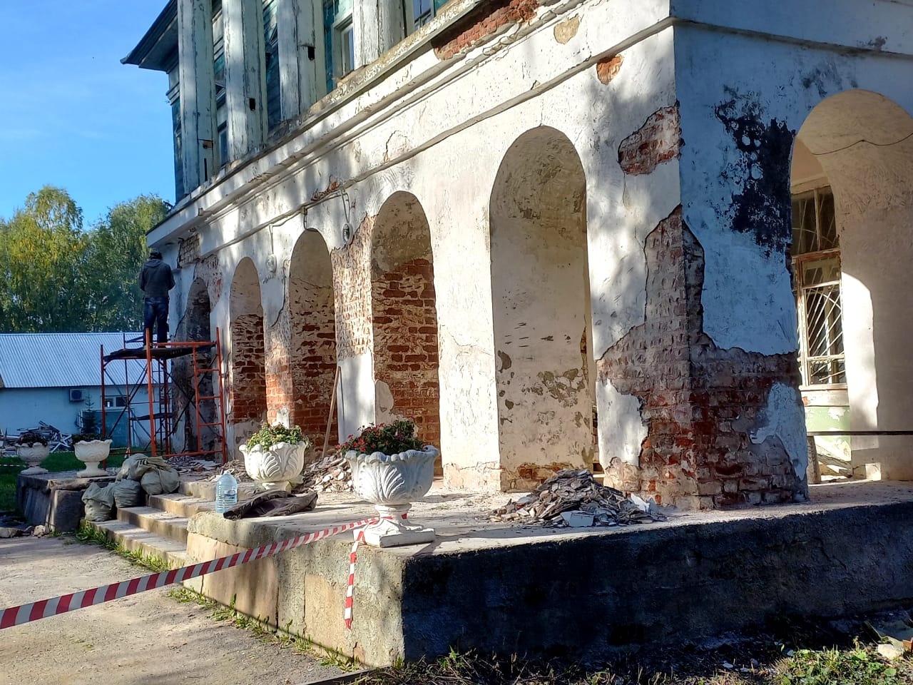 Фасады главного здания усадьбы Спасское-Куркино реставрируют в Вологодском  районе | 23.09.2022 | Вологда - БезФормата