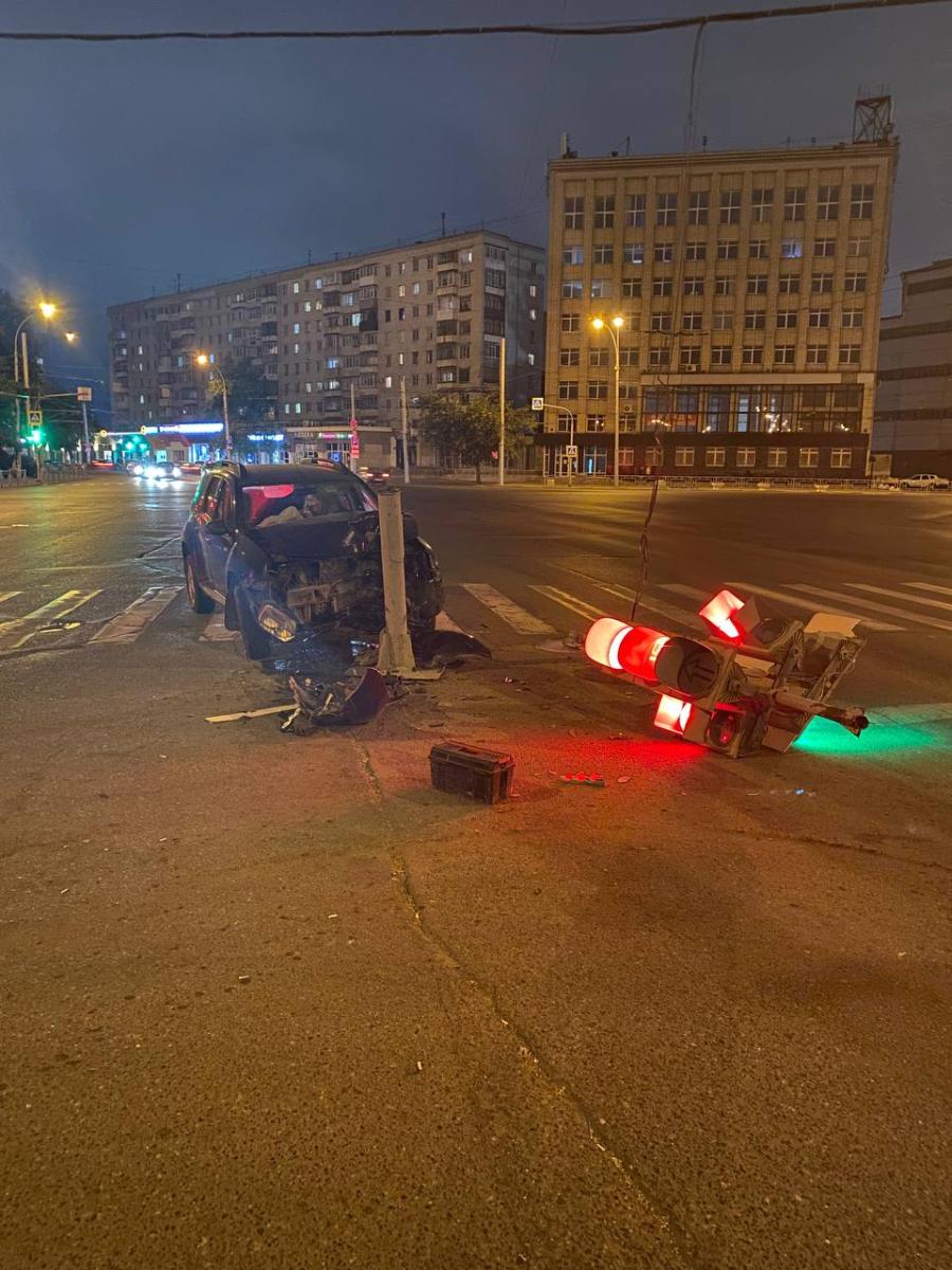 В Вологде машина врезалась в светофор | 31.08.2022 | Вологда - БезФормата