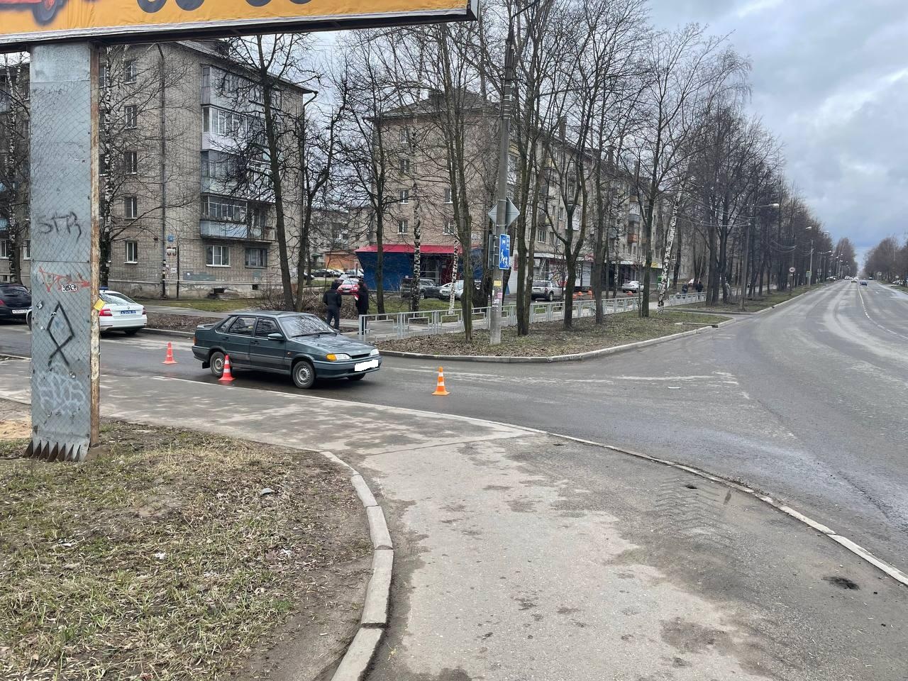 В Вологде во дворе машина сбила женщину | 27.04.2022 | Вологда - БезФормата