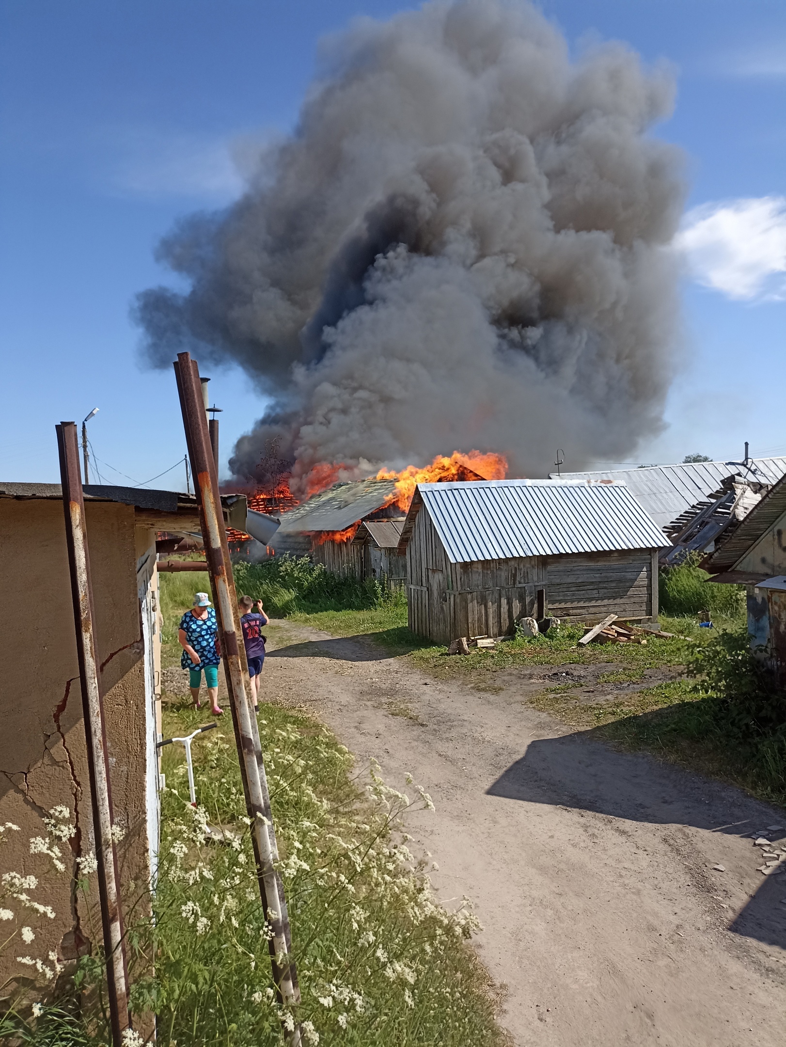 В поселке Грибково Вологодского района горело сразу восемь хозпостроек |  01.07.2022 | Вологда - БезФормата