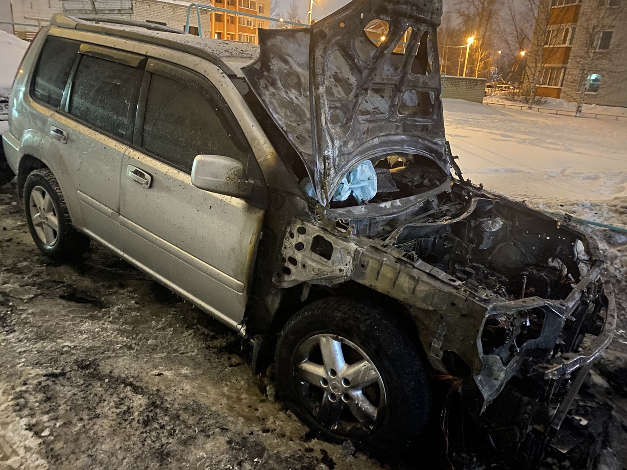 В Вологде ночью сгорел автомобиль Nissan X-Trail | 27.01.2022 | Вологда -  БезФормата