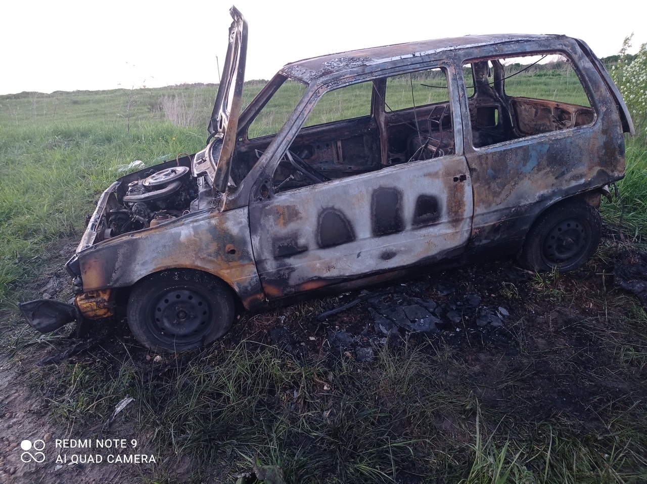 В Вологодском районе сгорел автомобиль «Ока», оставленный на обочине |  02.06.2022 | Вологда - БезФормата