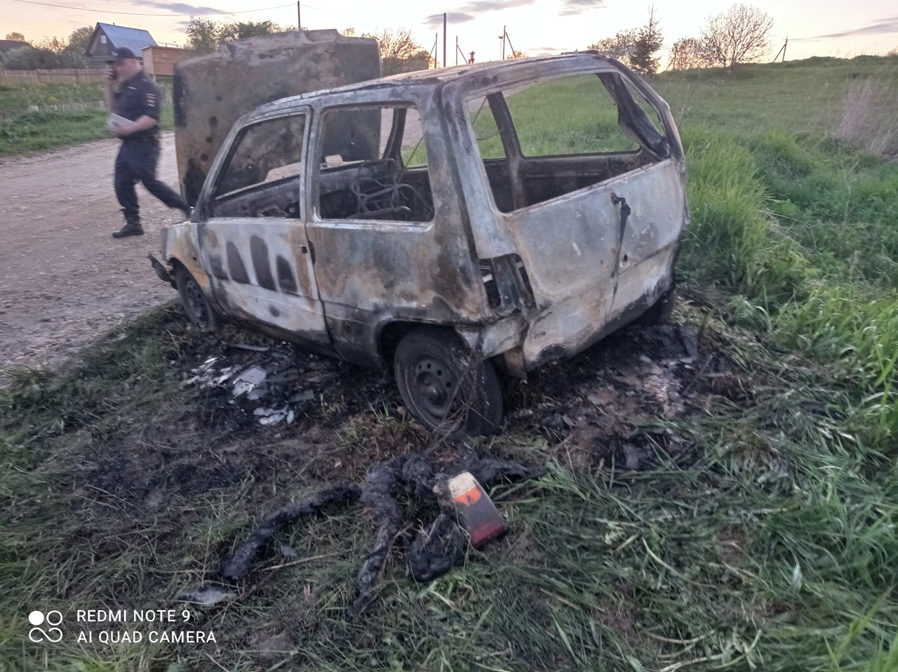 В Вологодском районе сгорел автомобиль «Ока», оставленный на обочине |  02.06.2022 | Вологда - БезФормата