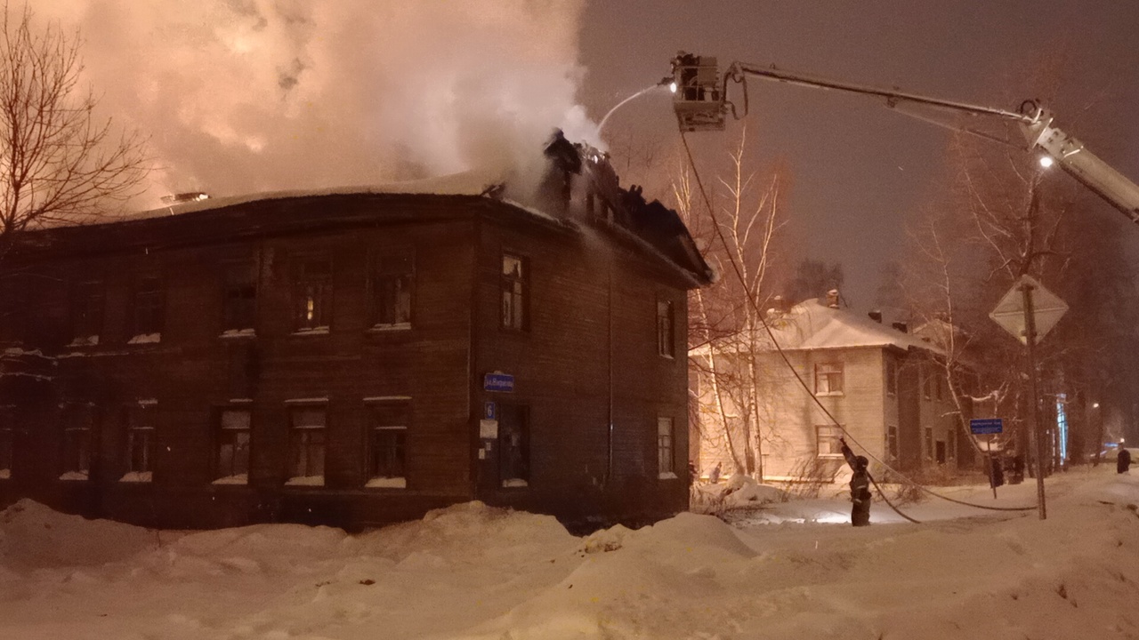 Неизвестный мужчина погиб во время пожара в деревянном доме в Вологде |  26.01.2022 | Вологда - БезФормата