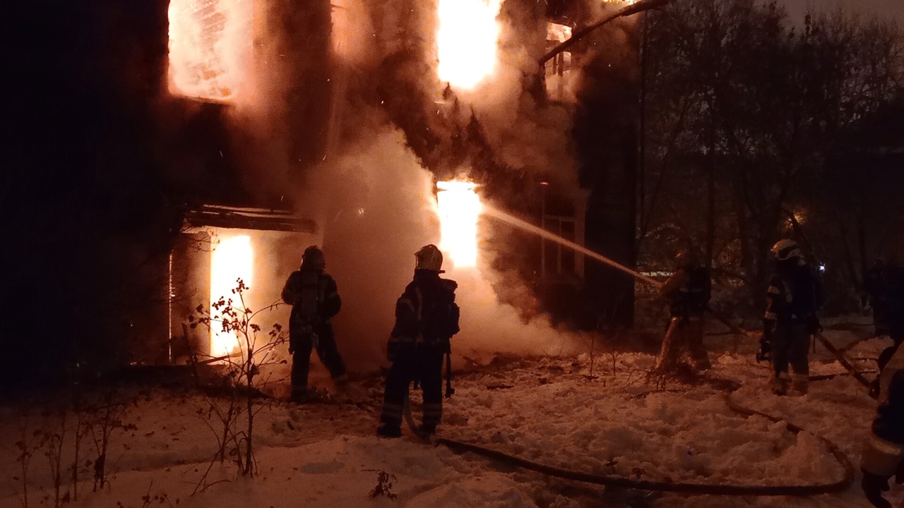 Неизвестный мужчина погиб во время пожара в деревянном доме в Вологде |  26.01.2022 | Вологда - БезФормата