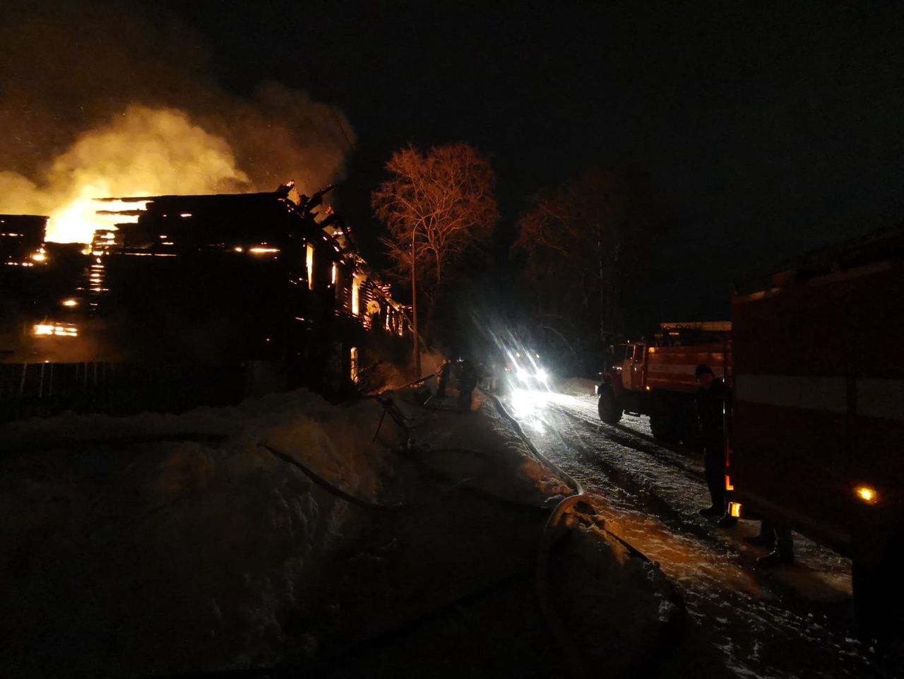 В Соколе полностью сгорел 16-квартирный жилой дом | 07.02.2022 | Вологда -  БезФормата