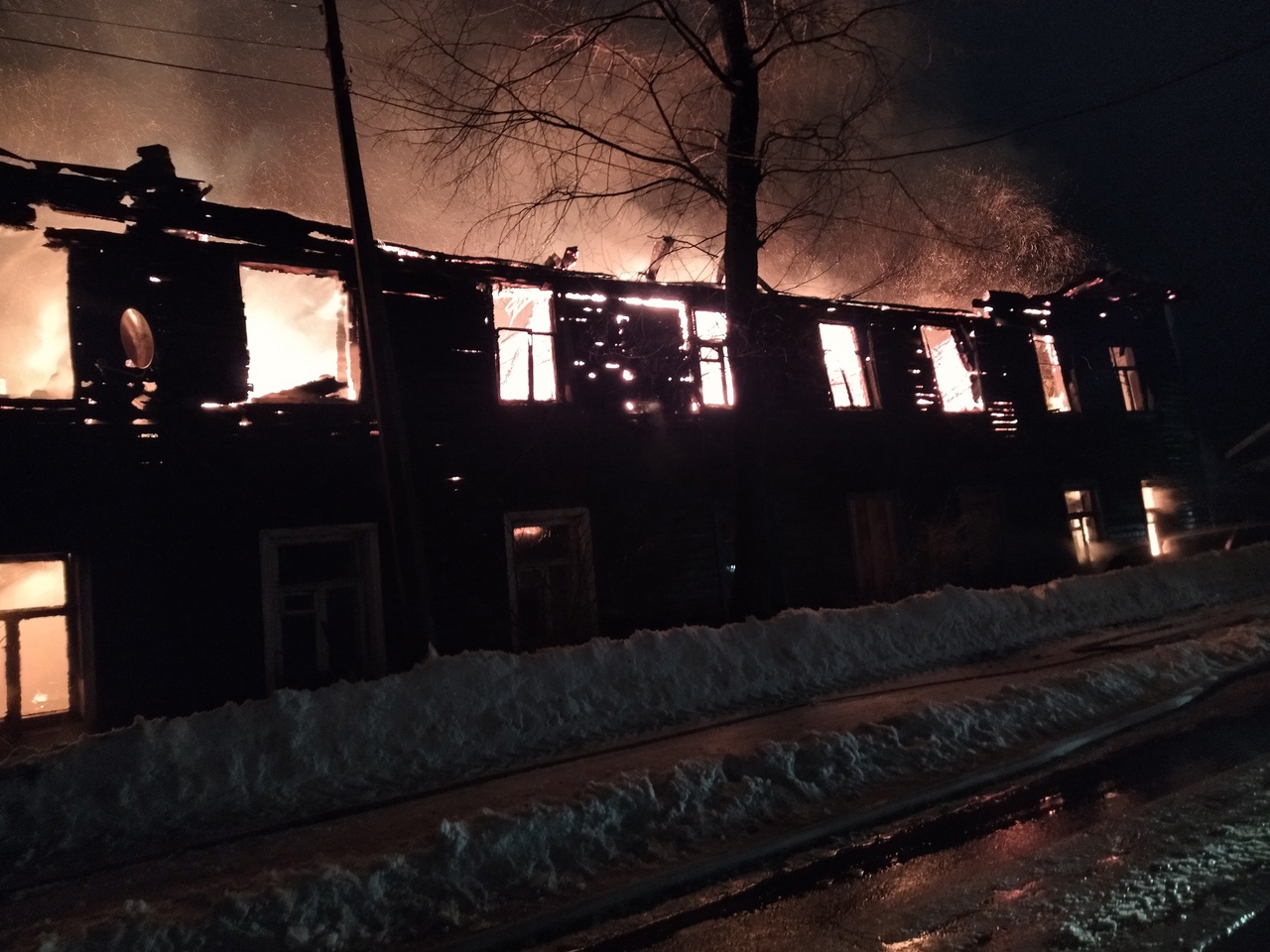 В Соколе полностью сгорел 16-квартирный жилой дом | 07.02.2022 | Вологда -  БезФормата