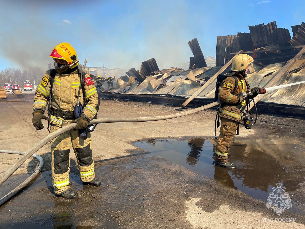 В поселке Дорожный под Вологдой горел цех деревообработки | 19.04.2023 |  Вологда - БезФормата