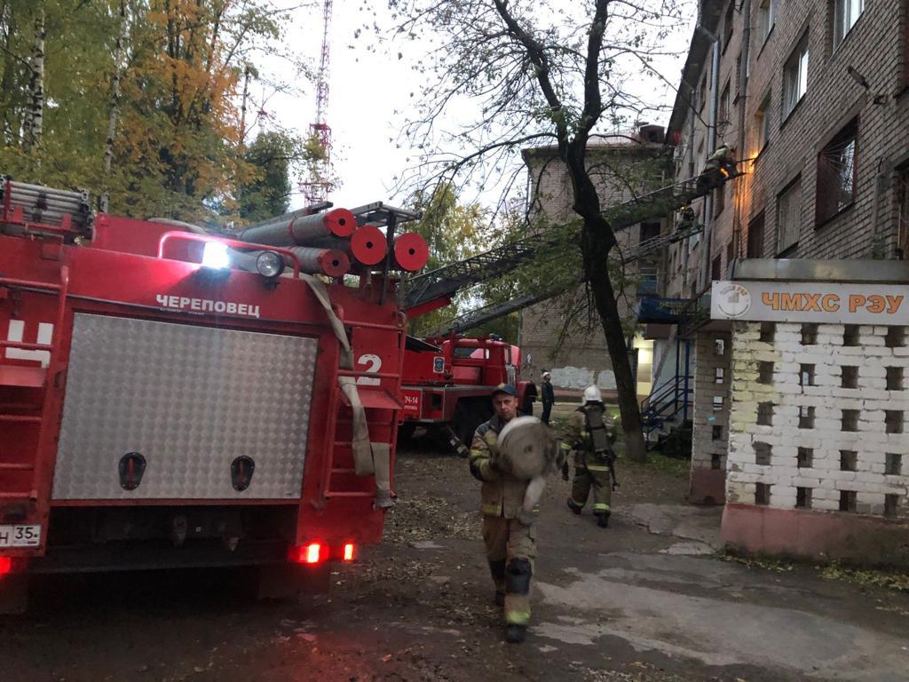 В доме на улице Ленина в Череповце произошёл пожар: два человека погибли,  один пострадал | 05.10.2022 | Вологда - БезФормата