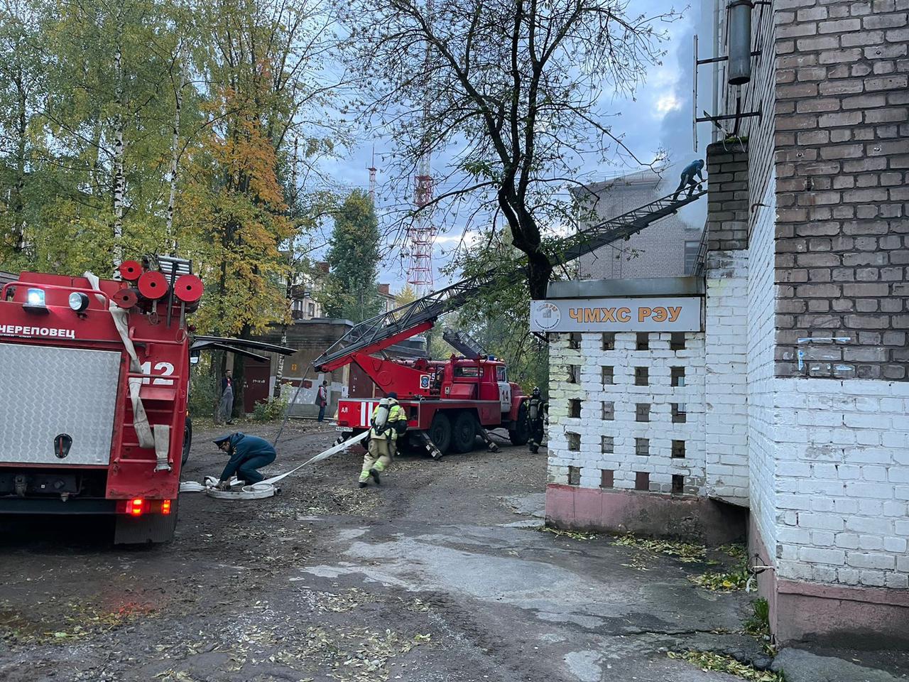 В доме на улице Ленина в Череповце произошёл пожар: два человека погибли,  один пострадал | 05.10.2022 | Вологда - БезФормата