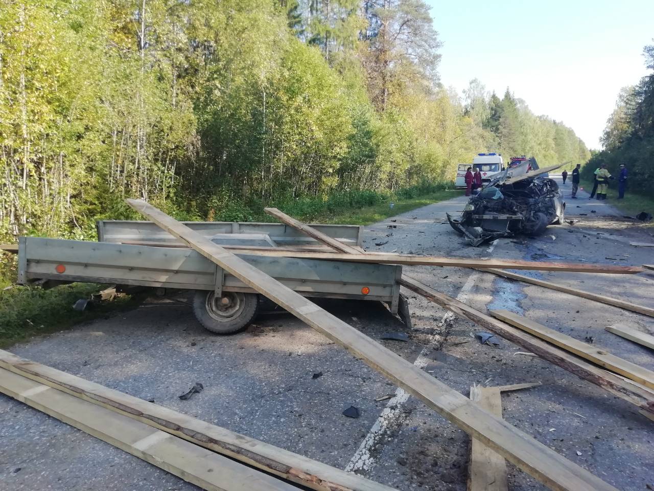 Под Вожегой «Рено» врезался в отсоединившийся от другого авто прицеп:  водитель погиб | 04.09.2019 | Вологда - БезФормата