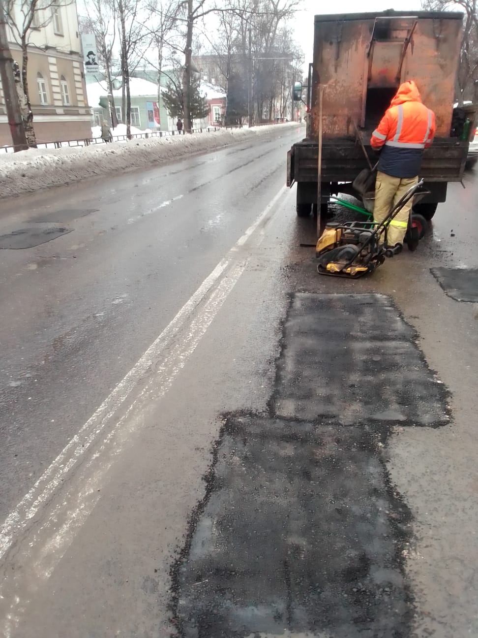 Вместе со снегом в период оттепели в Вологде растаял асфальт | 24.01.2023 |  Вологда - БезФормата