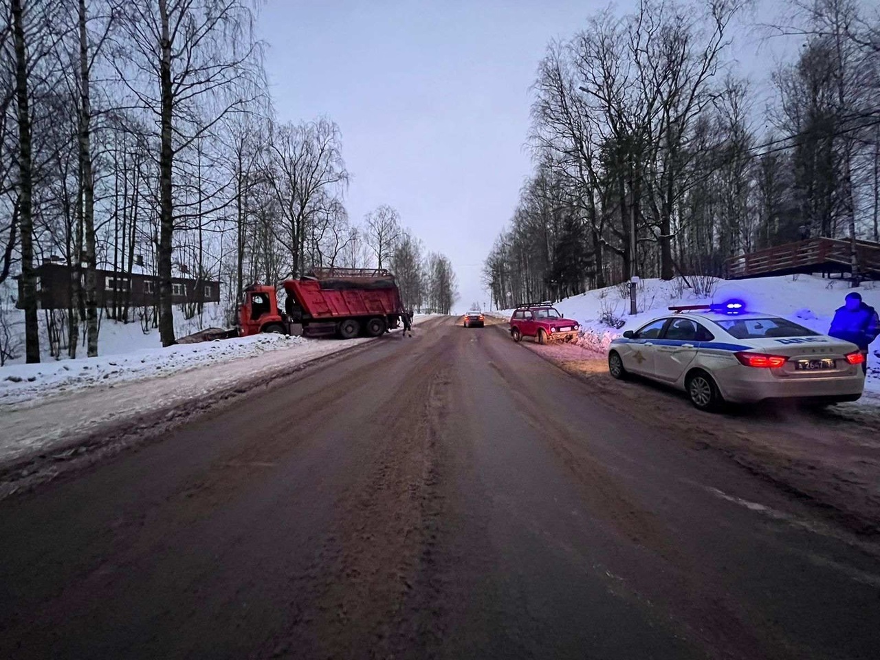 В Вытегре грузовик выехал на тротуар и сбил двух женщин | 09.02.2023 |  Вологда - БезФормата