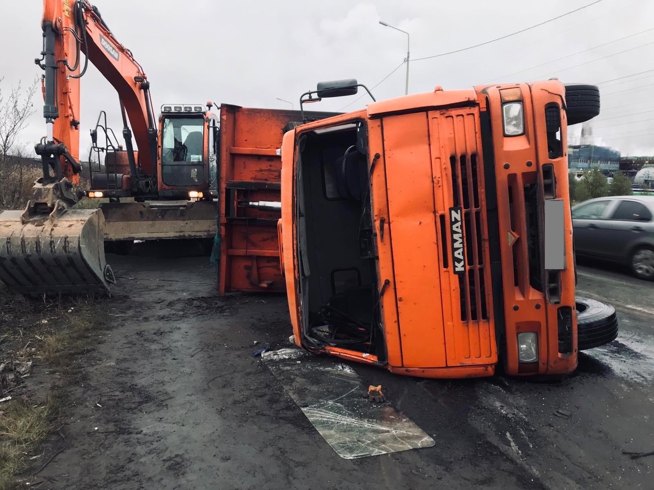 В Череповце перевернулся самосвал с асфальтом | 07.11.2022 | Вологда -  БезФормата