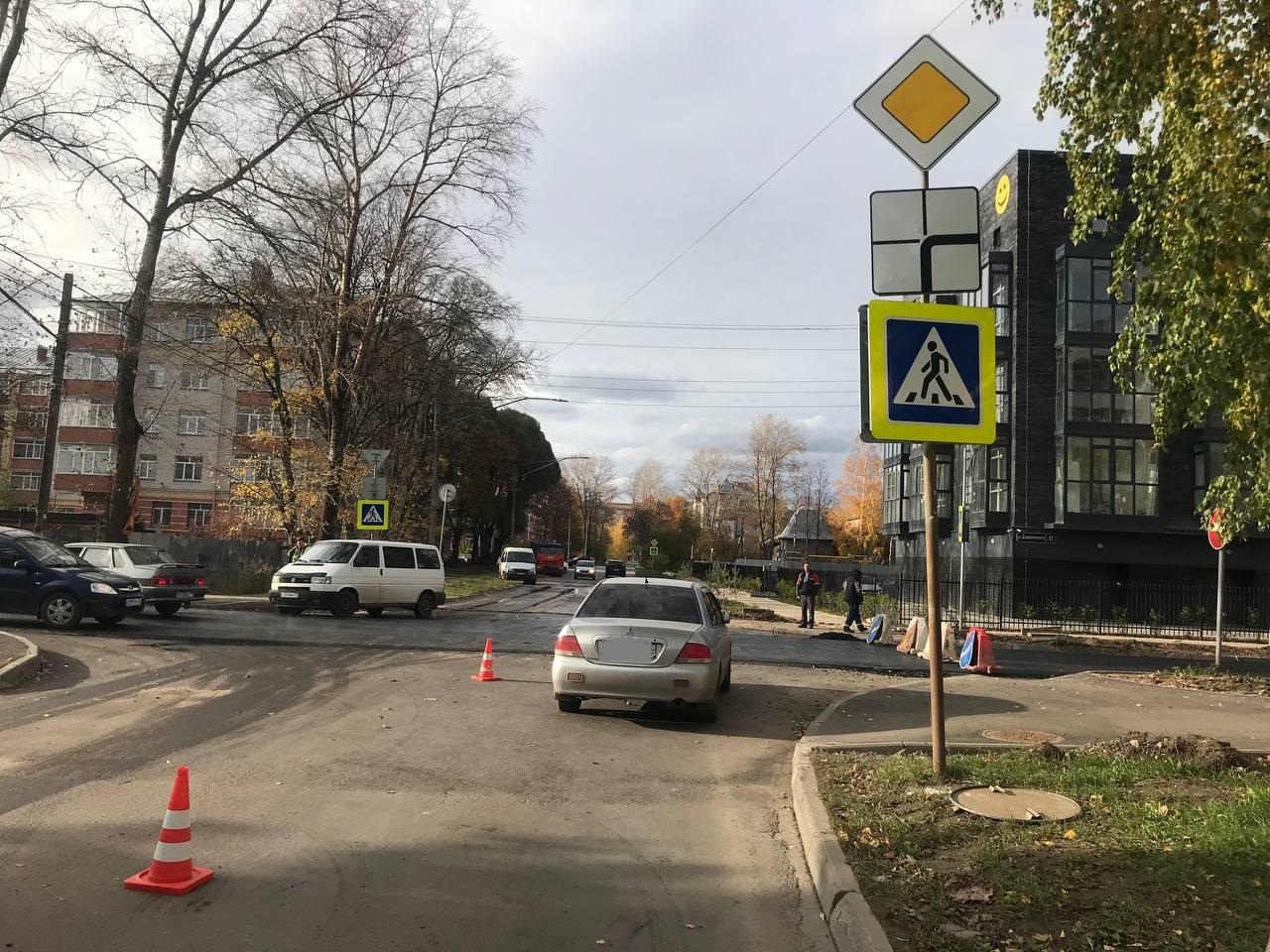 На улице Дзержинского в Вологде дорожный рабочий попал под машину |  17.10.2022 | Вологда - БезФормата