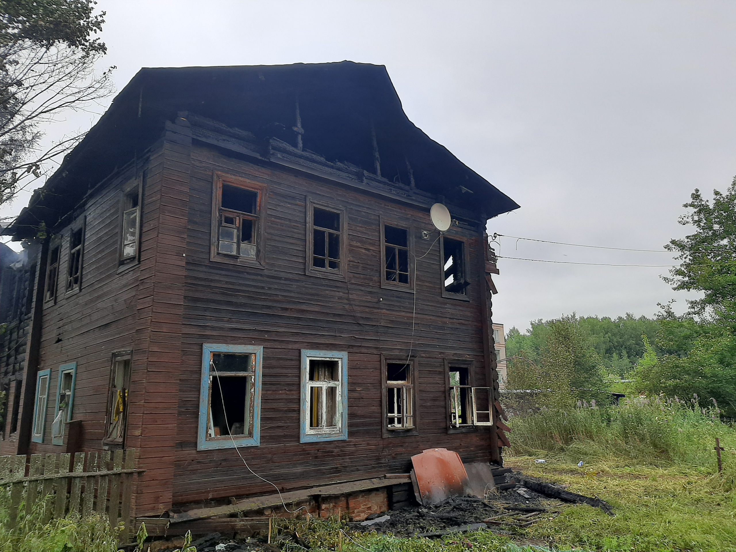 Шестиквартирный дом сгорел в поселке Шухободь Череповецкого района |  01.07.2021 | Вологда - БезФормата