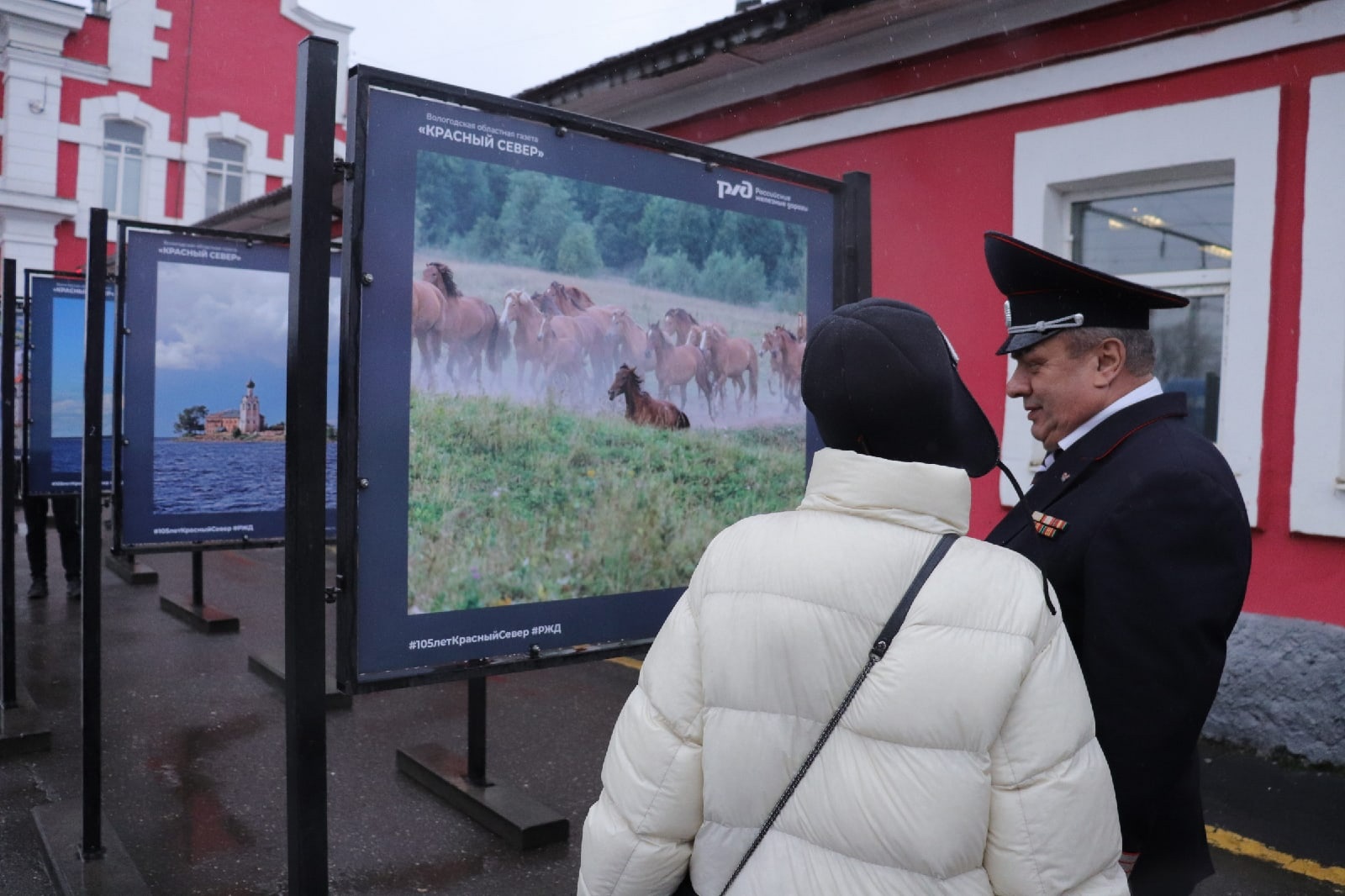 Выставка фотографий открылась на перроне железнодорожного вокзала в Вологде  | 14.11.2022 | Вологда - БезФормата