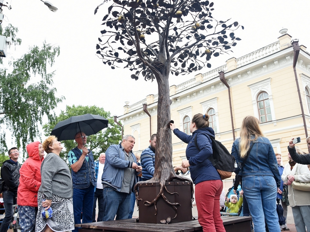 В Вологде на Кремлевской площади установили кованое дерево-копилку