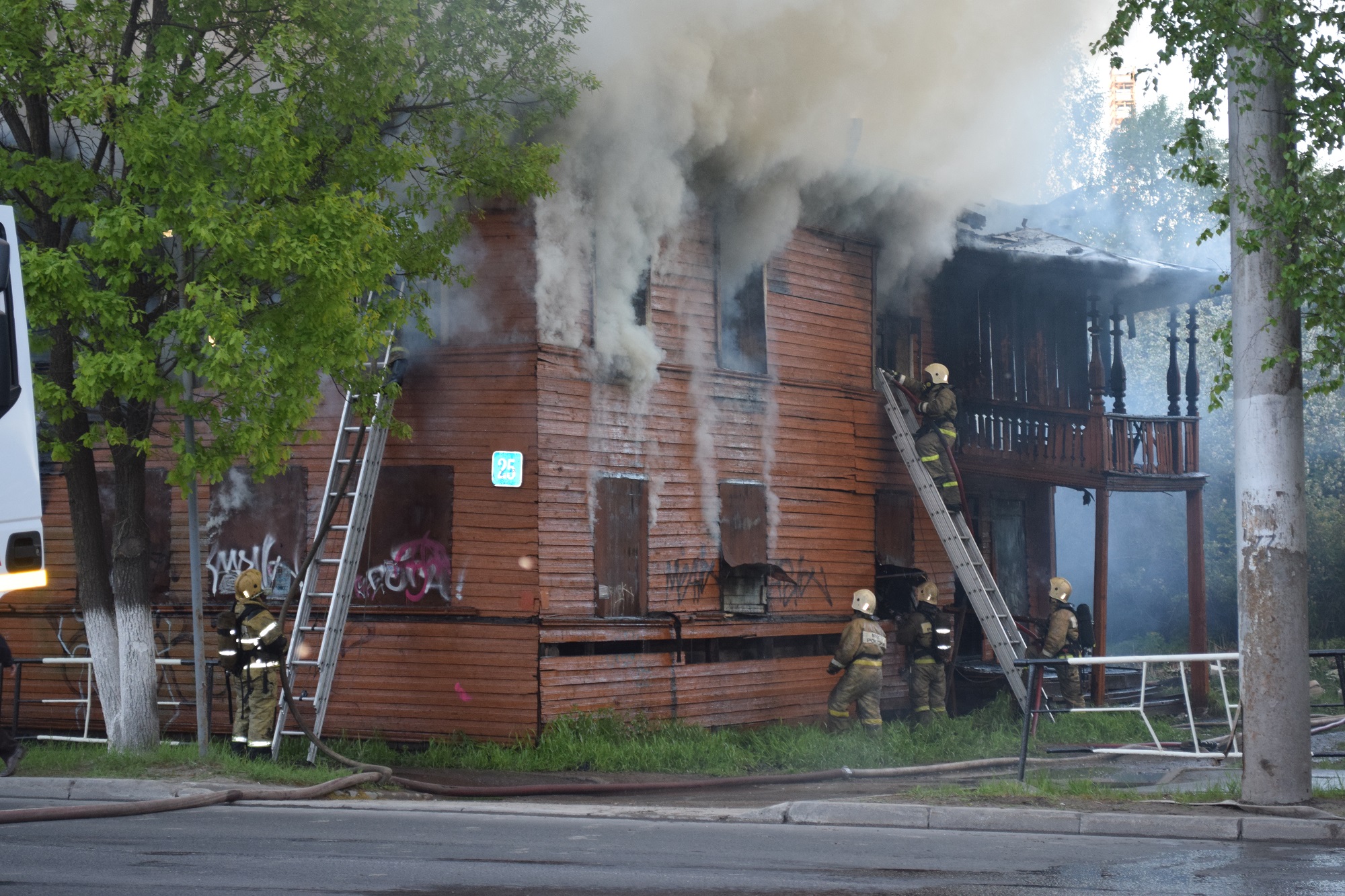 В Вологде снова загорелся деревянный дом на улице Мира, 25 | 20.05.2019 |  Вологда - БезФормата